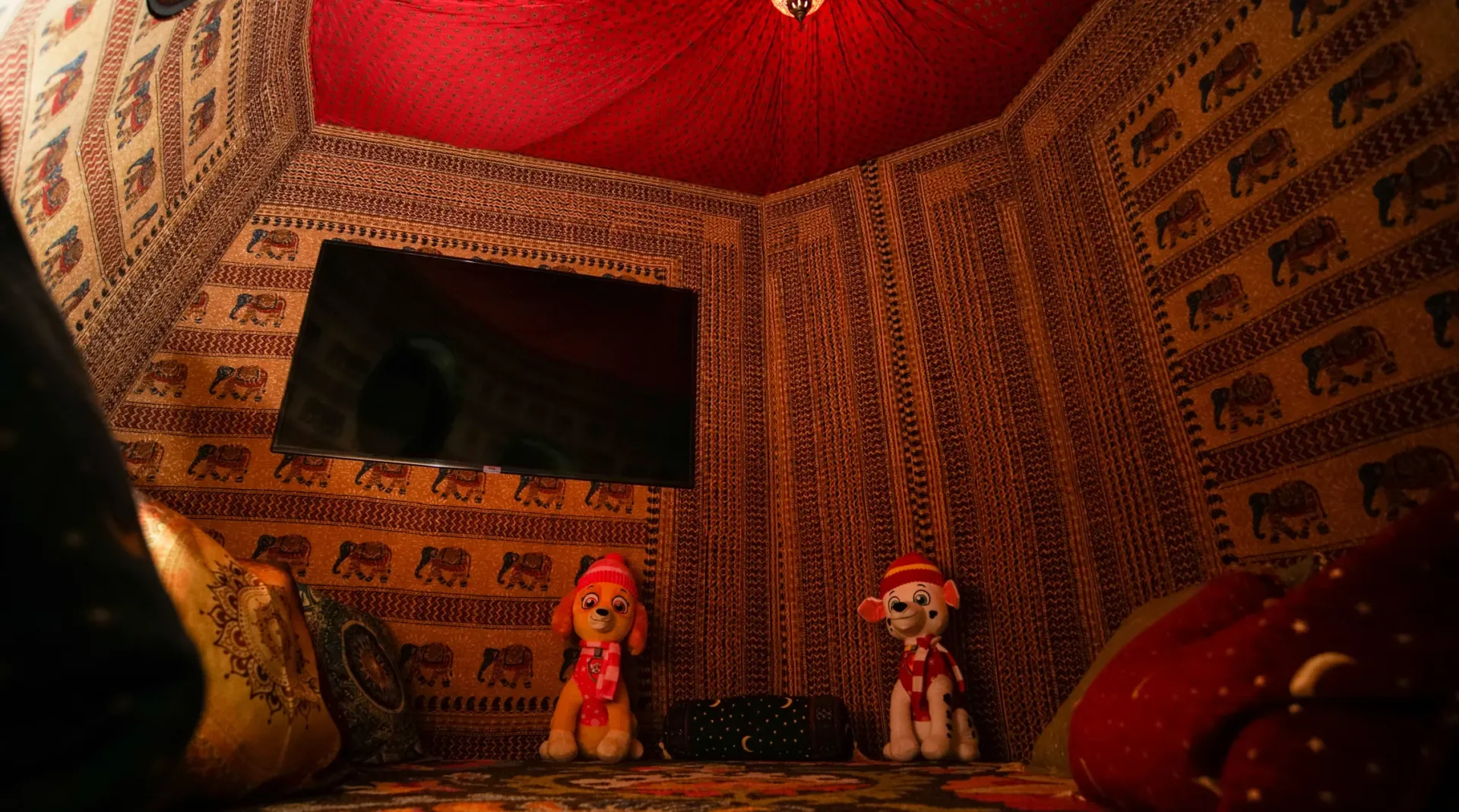 Wartezimmer im thematisch gestalteten Praxisdesign.