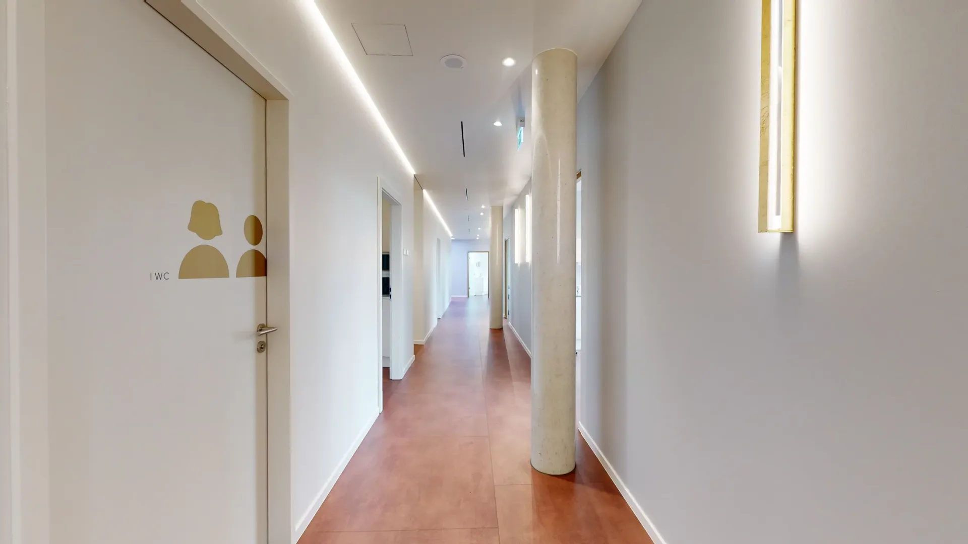 Flur mit Blick auf mehrere Behandlungsräume.