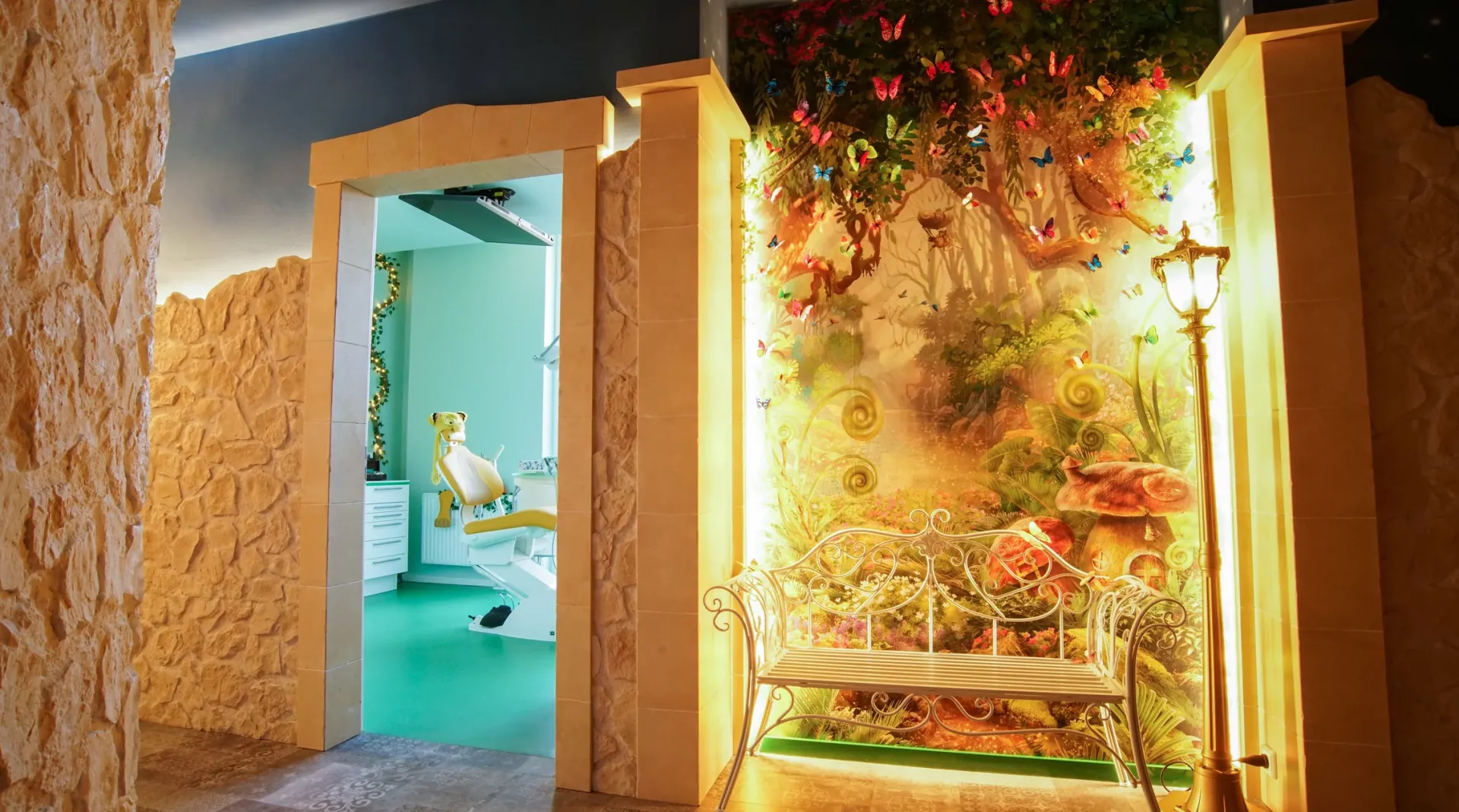 Flur mit Wandmalerei und dekorativen Pflanzen- und Schmetterlings-Elementen.