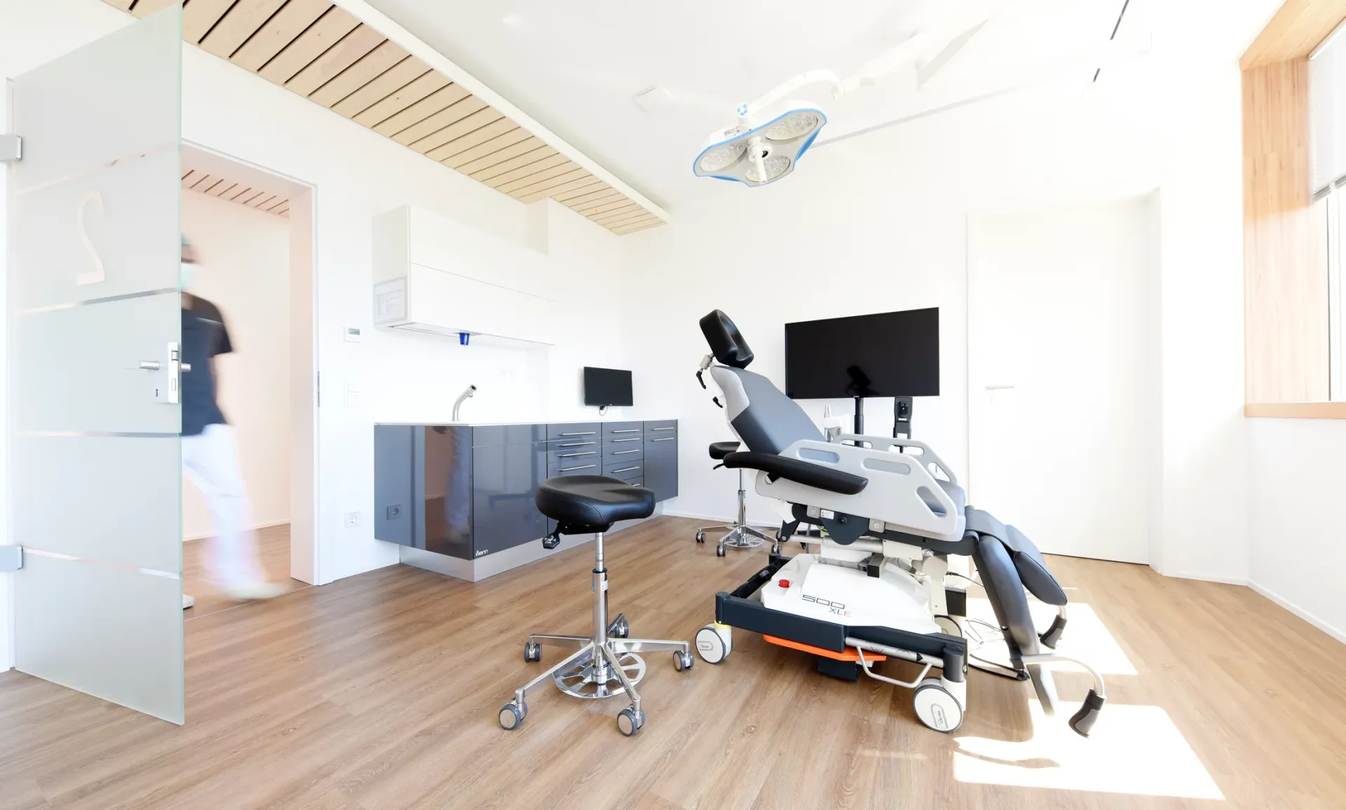 Behandlungsraum mit moderner zahnmedizinischer Ausstattung.