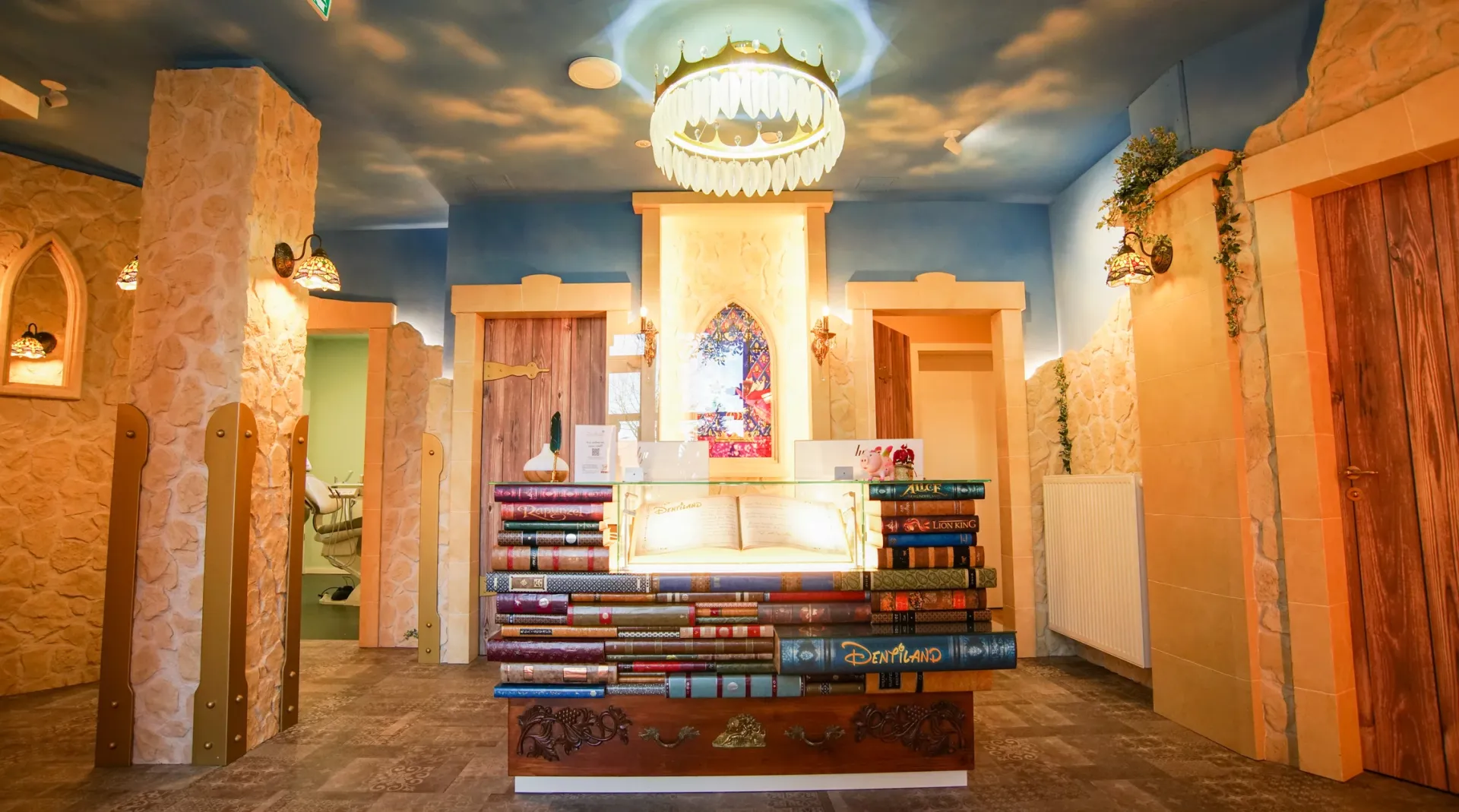 Empfangsbereich im Erlebnisdesign aus Weitwinkelperspektive.