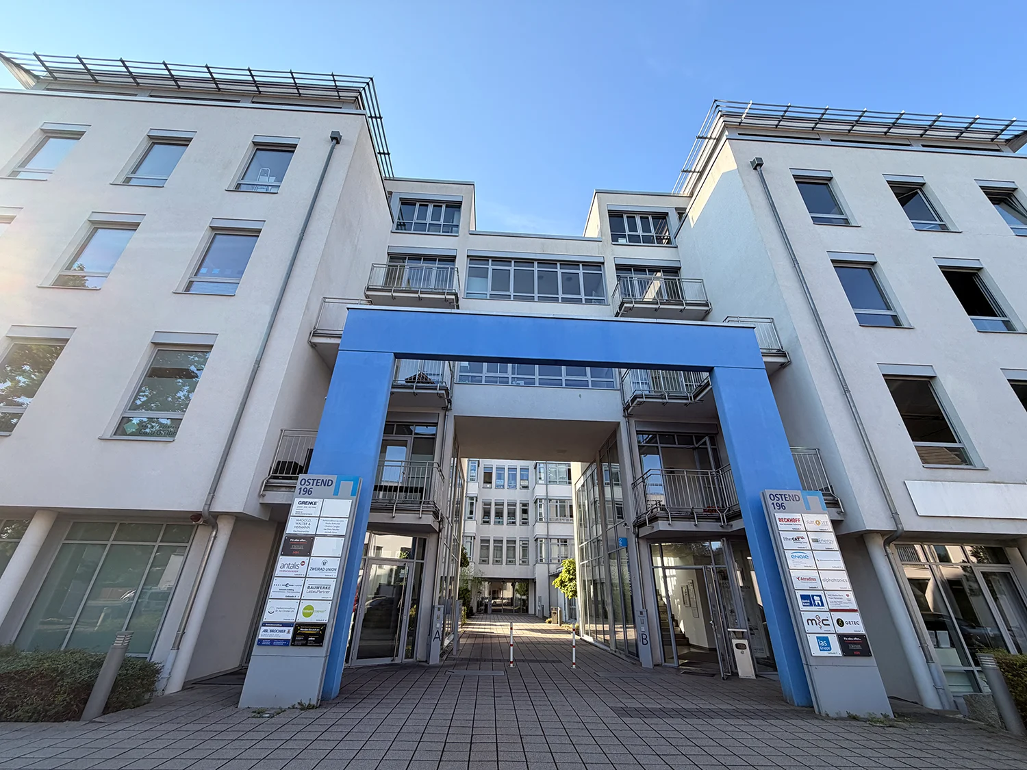 Eingangsbereich des Gebäudekomplexes der dental bauer Niederlassung Nürnberg