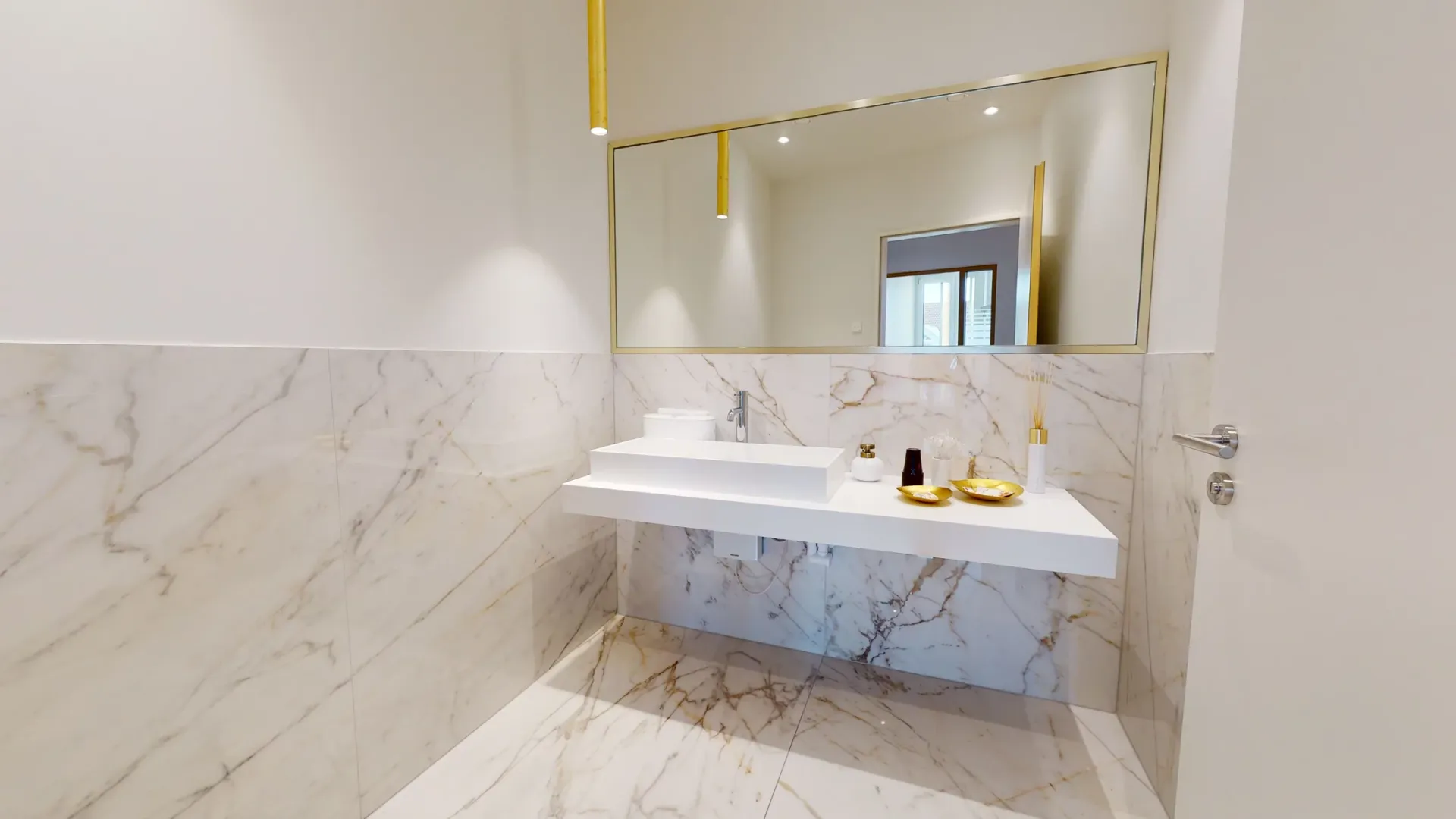 Toilette in Marmoroptik mit modernem Waschbecken.