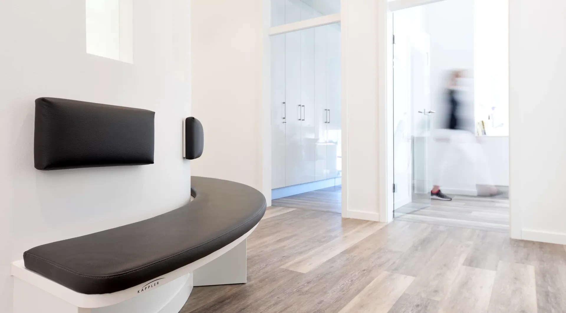 Blick aus dem Flur auf mehrere Behandlungszimmer der Praxis.