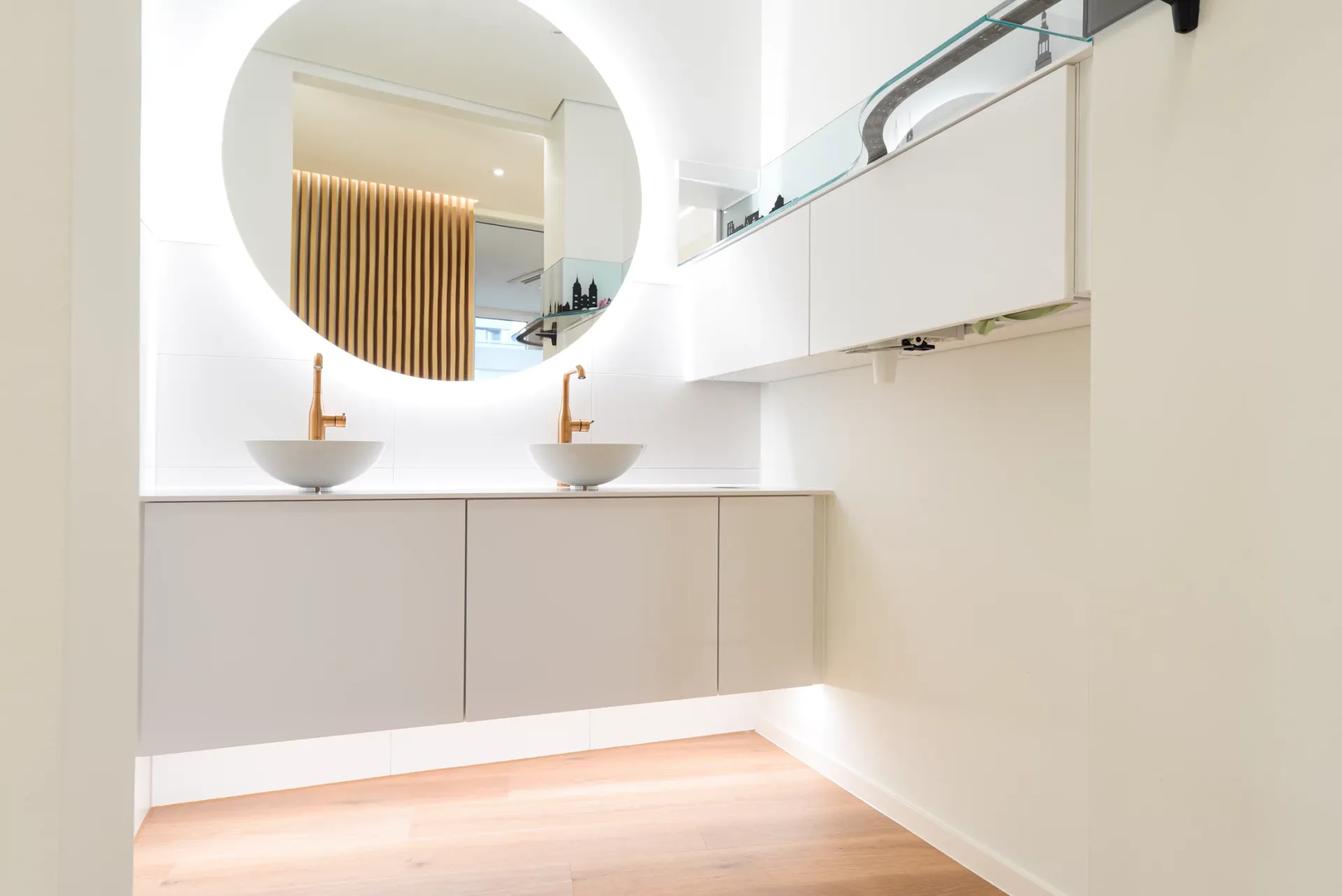 Wartebereich der Praxis mit Blick auf ein modernes Waschbecken.