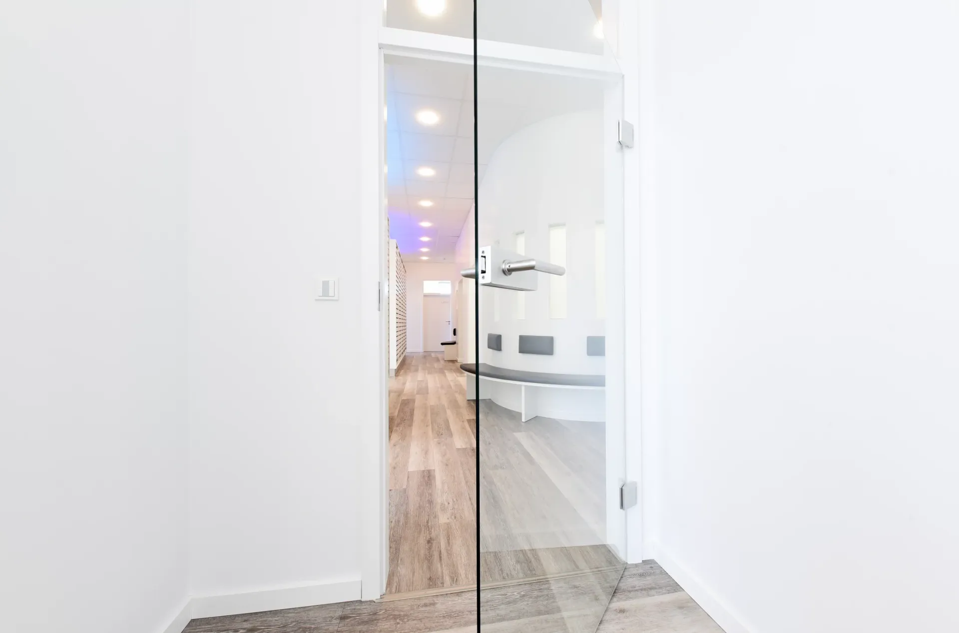 Eingangsbereich der Praxis mit moderner Gestaltung.