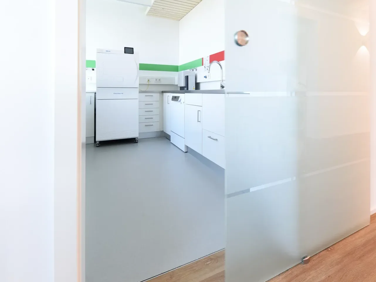 Hygienebereich mit funktionaler medizinischer Ausstattung.