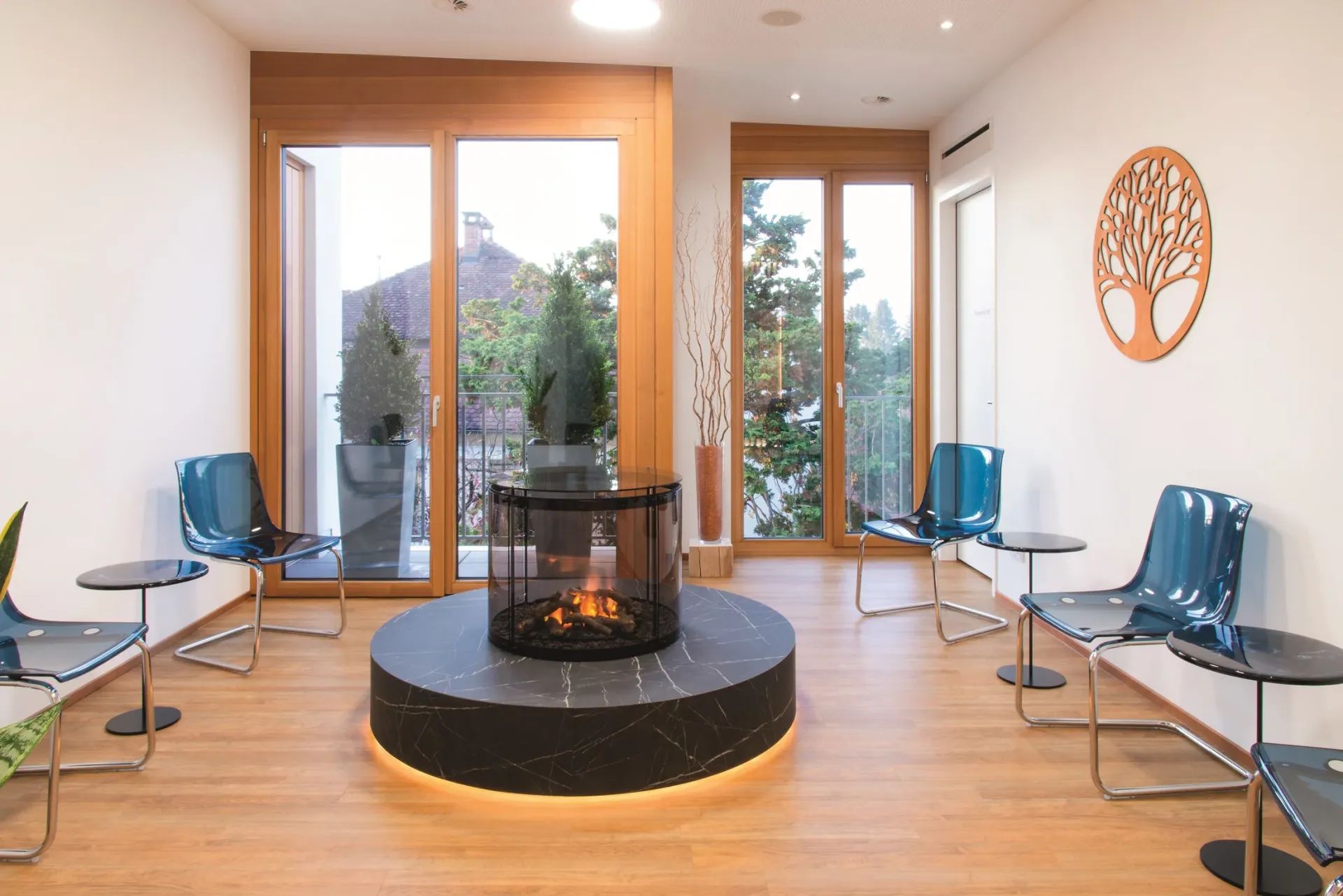 Wartezimmer mit Kaminofen in der Mitte.