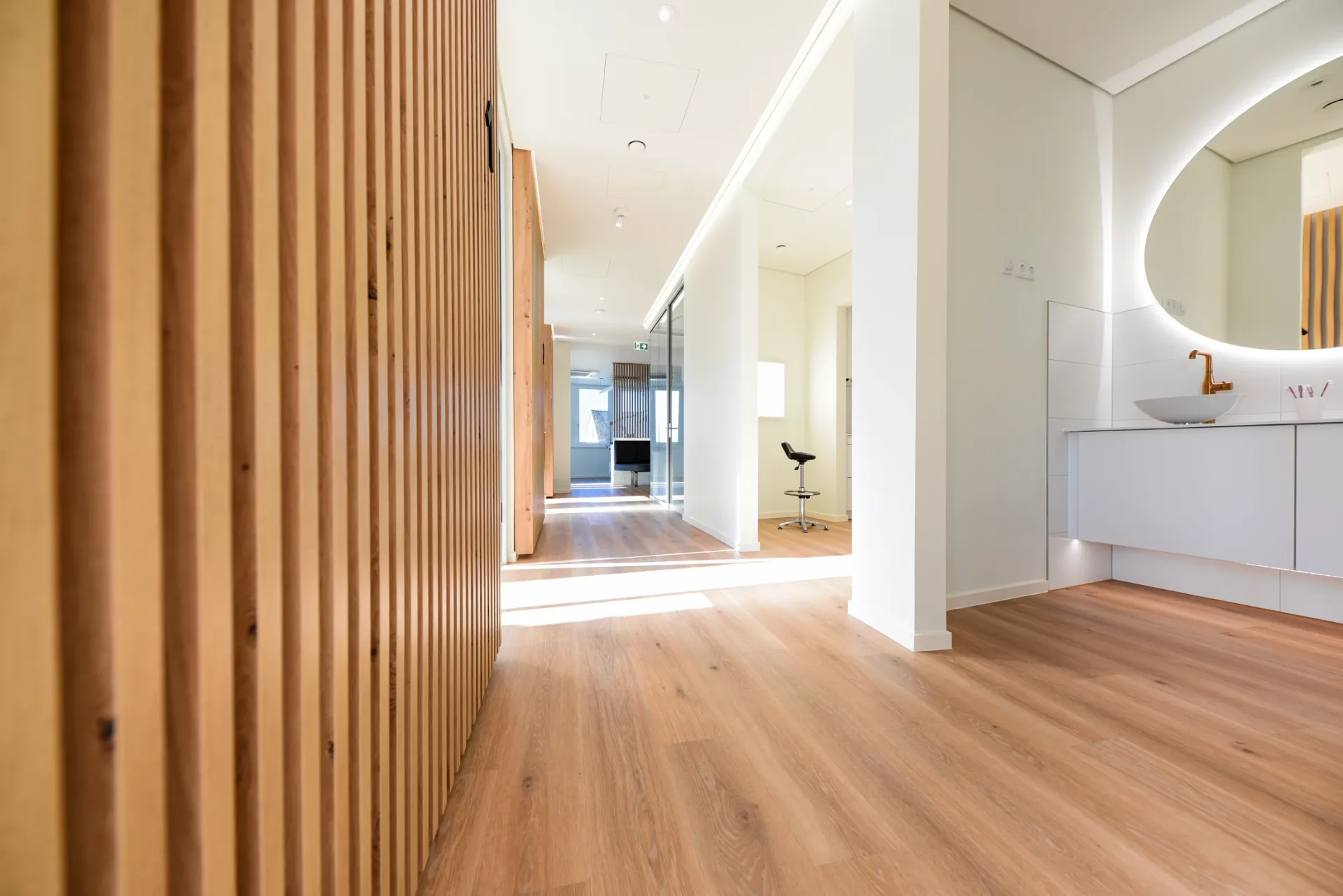 Flur der Praxis mit Holzverkleidung an den Wänden.