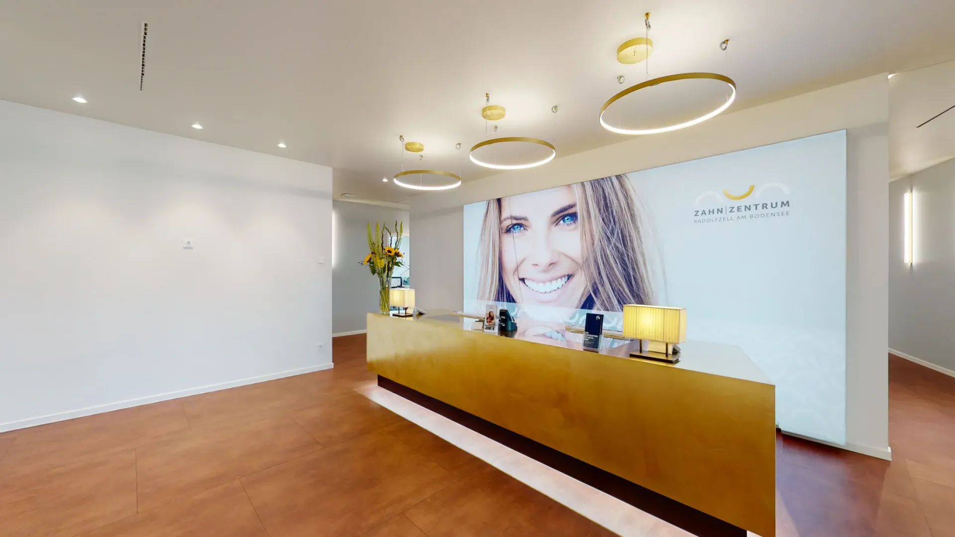 Blick von außen auf den Empfangsbereich der Praxis.