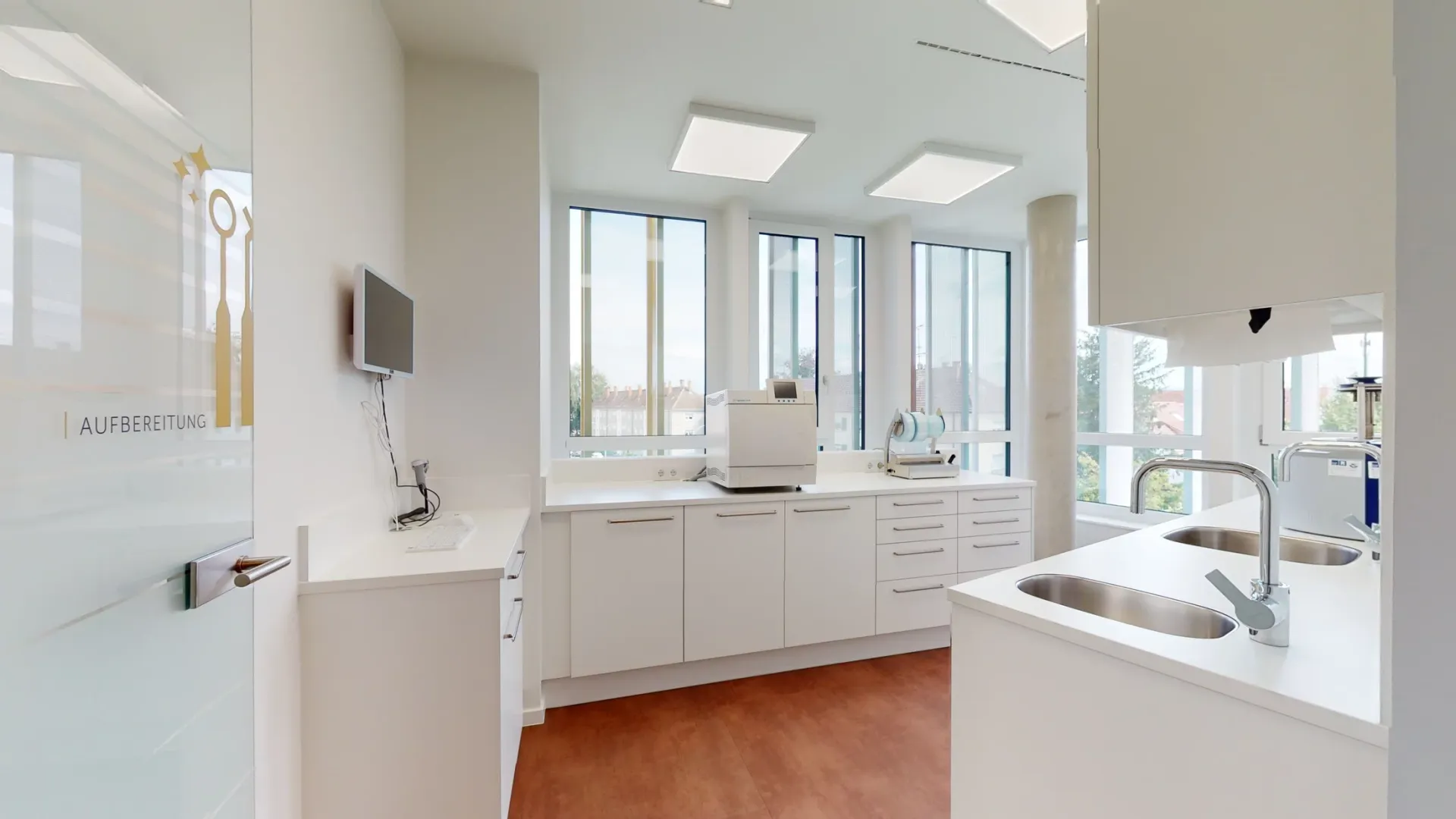 Blick aus dem Flur in das Hygienezimmer der Praxis.