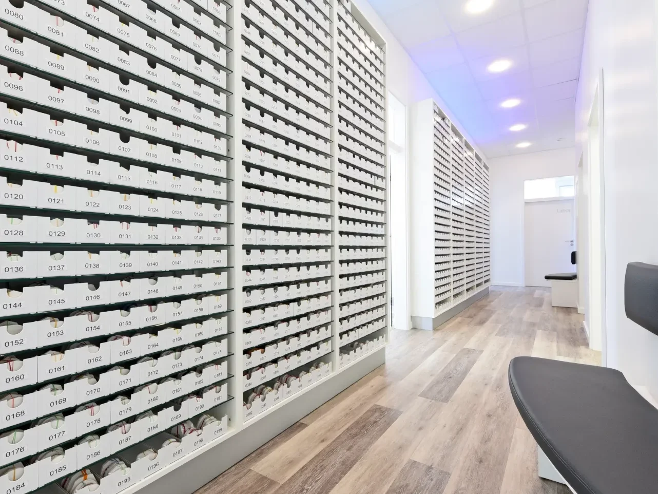 Wandregale mit Lagermöglichkeiten für Verbrauchsmaterialien.