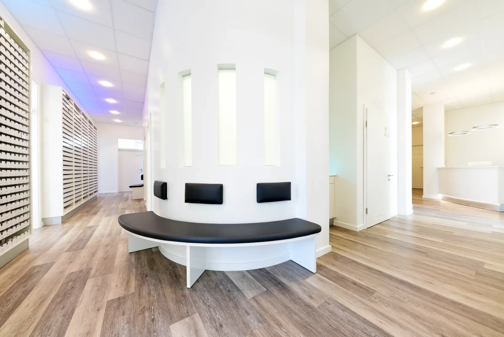 Wartebereich vor den Behandlungsräumen der Praxis.