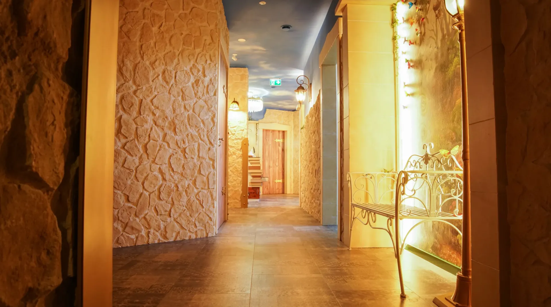 Flur im Erlebnisdesign mit fantasievoller, thematisch gestalteter Innenarchitektur.