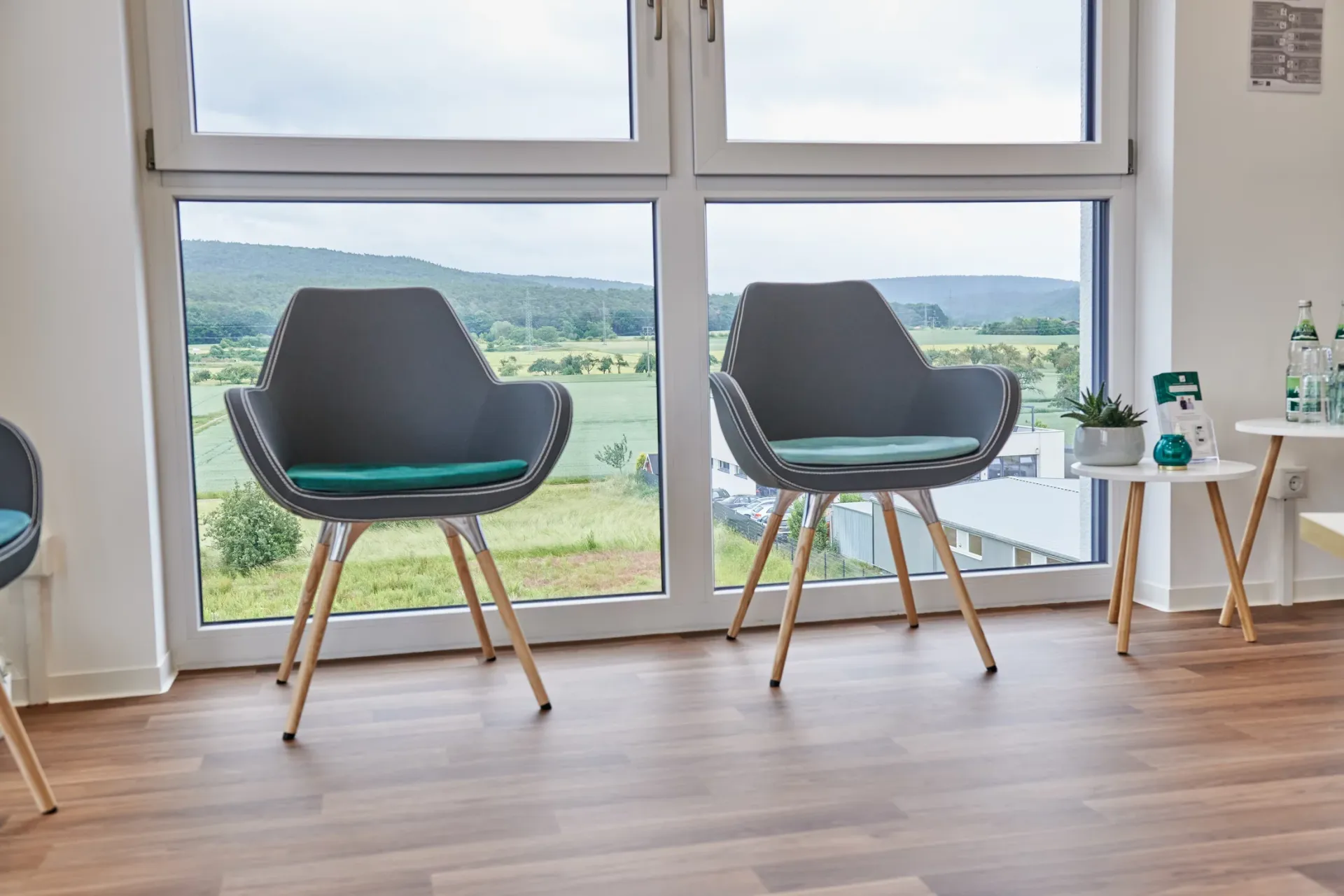 Empfangsbereich mit Sitzgelegenheiten.