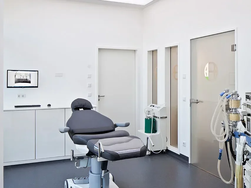 Behandlungszimmer mit Behandlungseinheit und medizinischen Geräten.