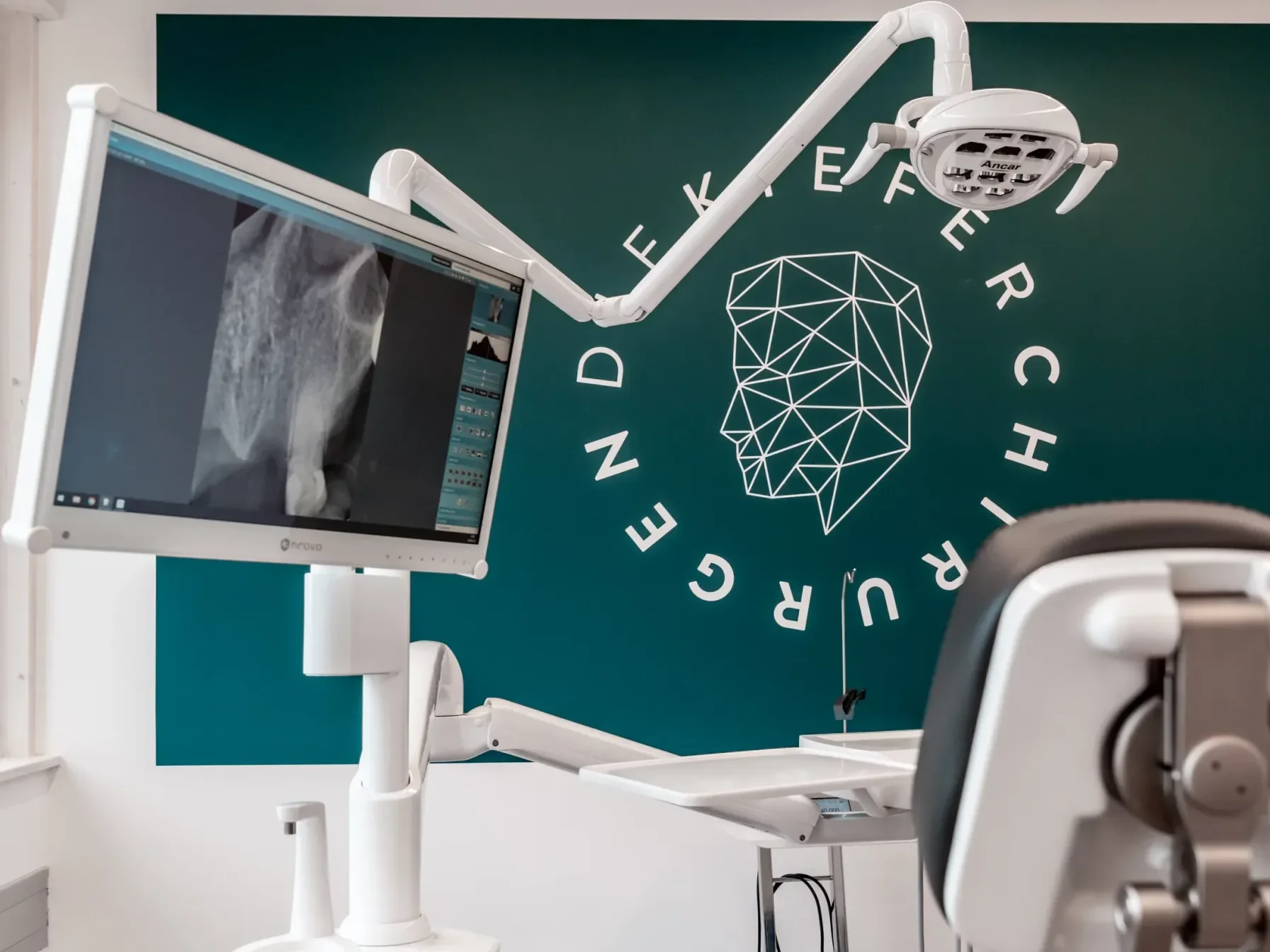 Behandlungseinheit mit integriertem Bildschirm und moderner zahnmedizinischer Ausstattung.