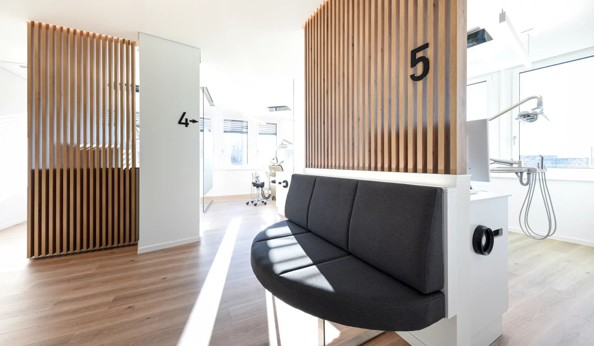 Wartebereich vor den Behandlungszimmern der KFO-Praxis.