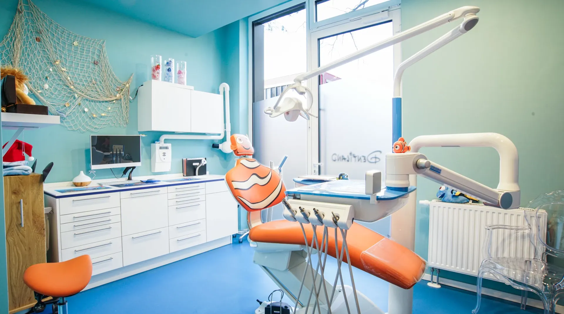 Behandlungsraum mit Unterwasser-Thema und Behandlungseinheit.