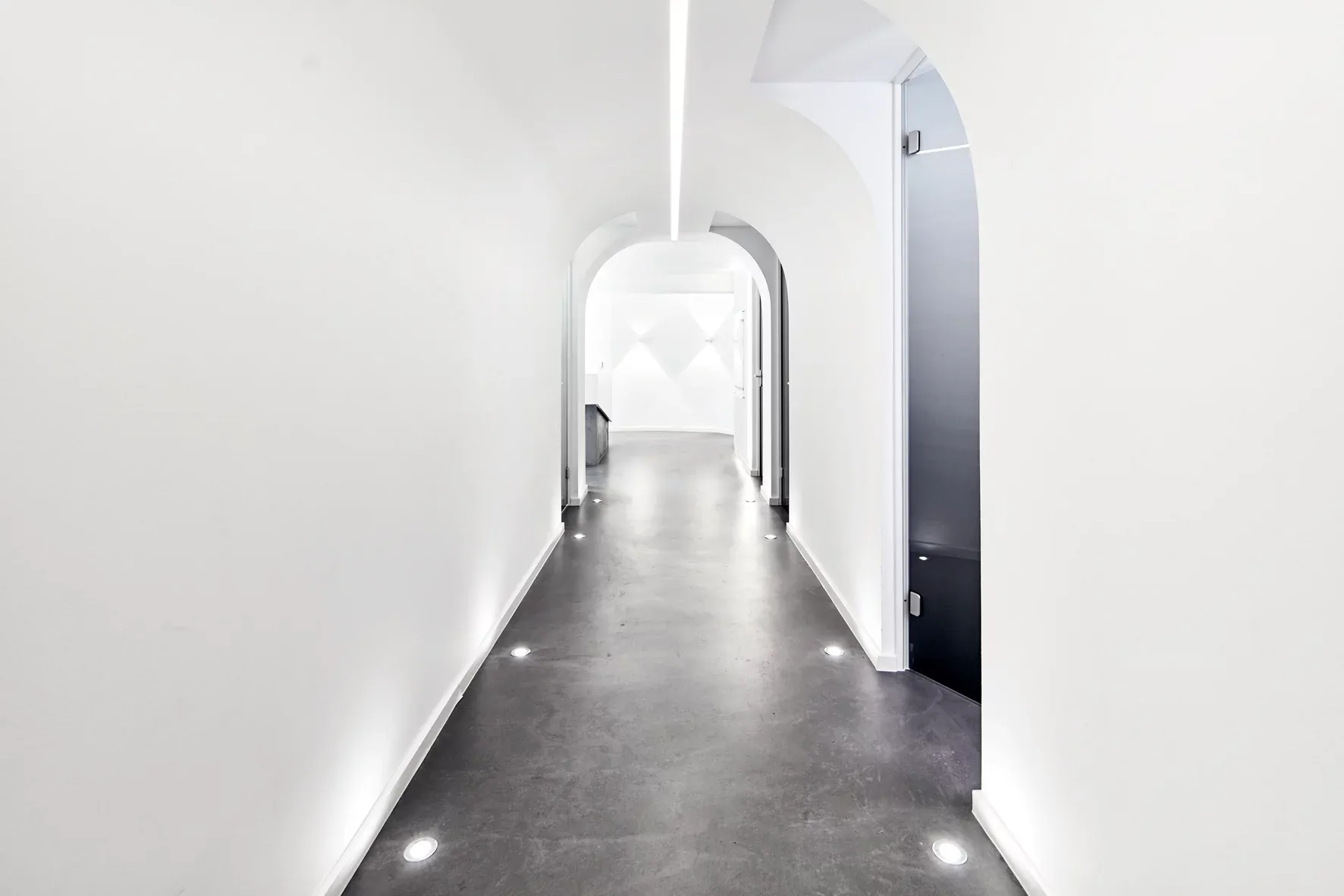 Flur der Praxis mit integrierter Bodenbeleuchtung.