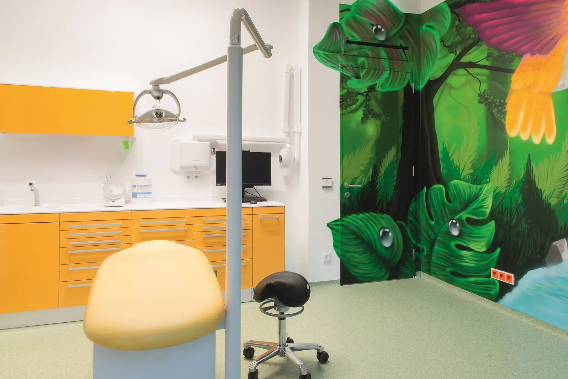 Behandlungszimmer mit Wald-Wandmalerei und natürlicher Gestaltung.