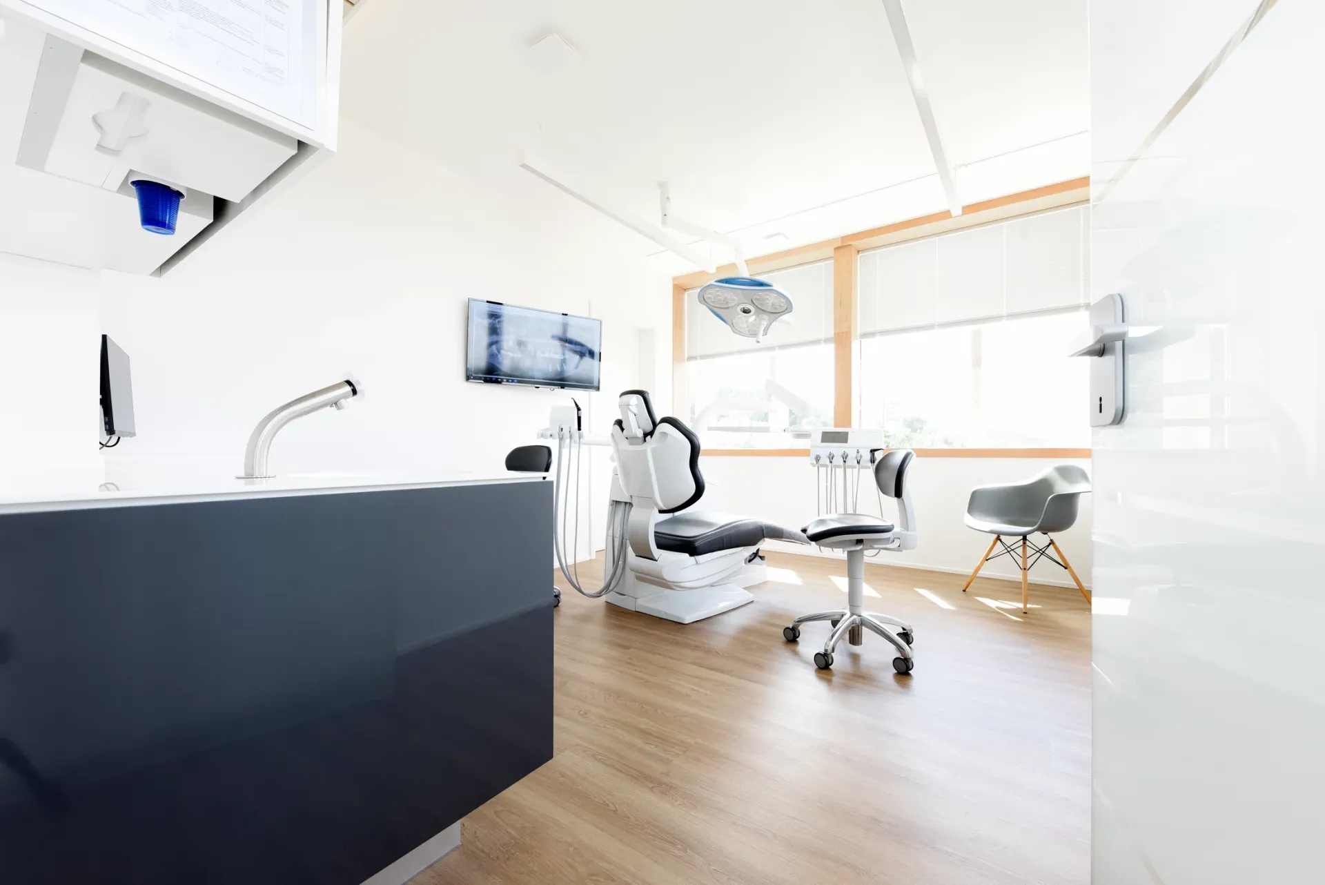 Behandlungsraum mit Behandlungseinheit und medizinischer Ausstattung.