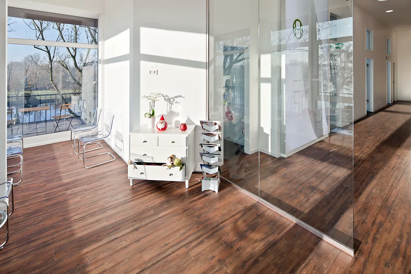 Weitwinkelaufnahme des Wartezimmers der Praxis.