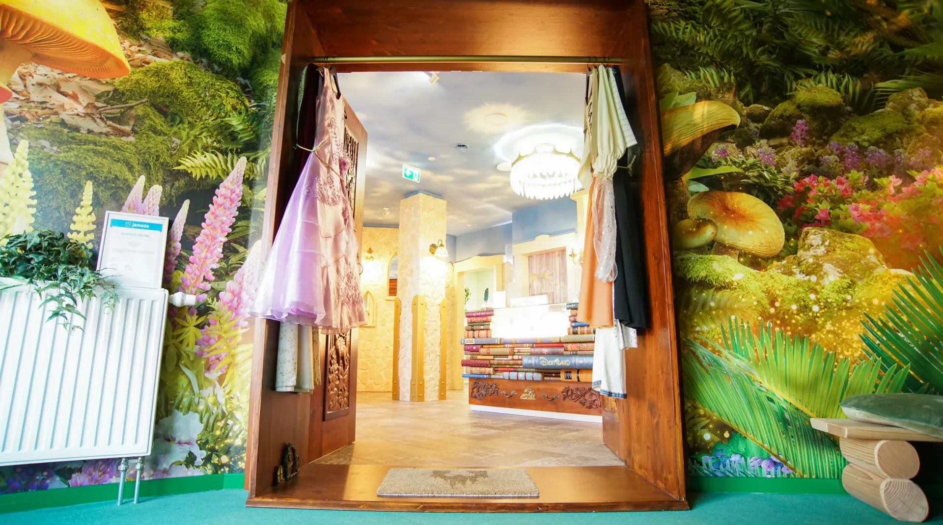 Wartezimmer mit Blick auf den Empfangsbereich im Themenpraxis-Design.