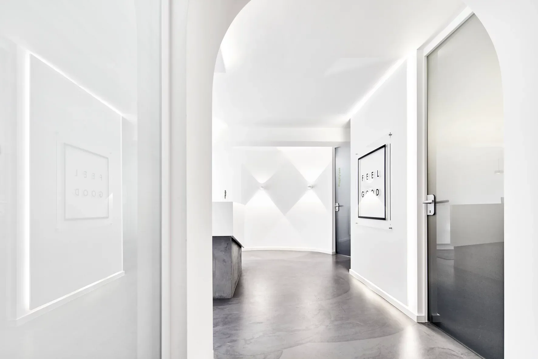 Blick aus dem Wartezimmer auf einen Behandlungsraum.