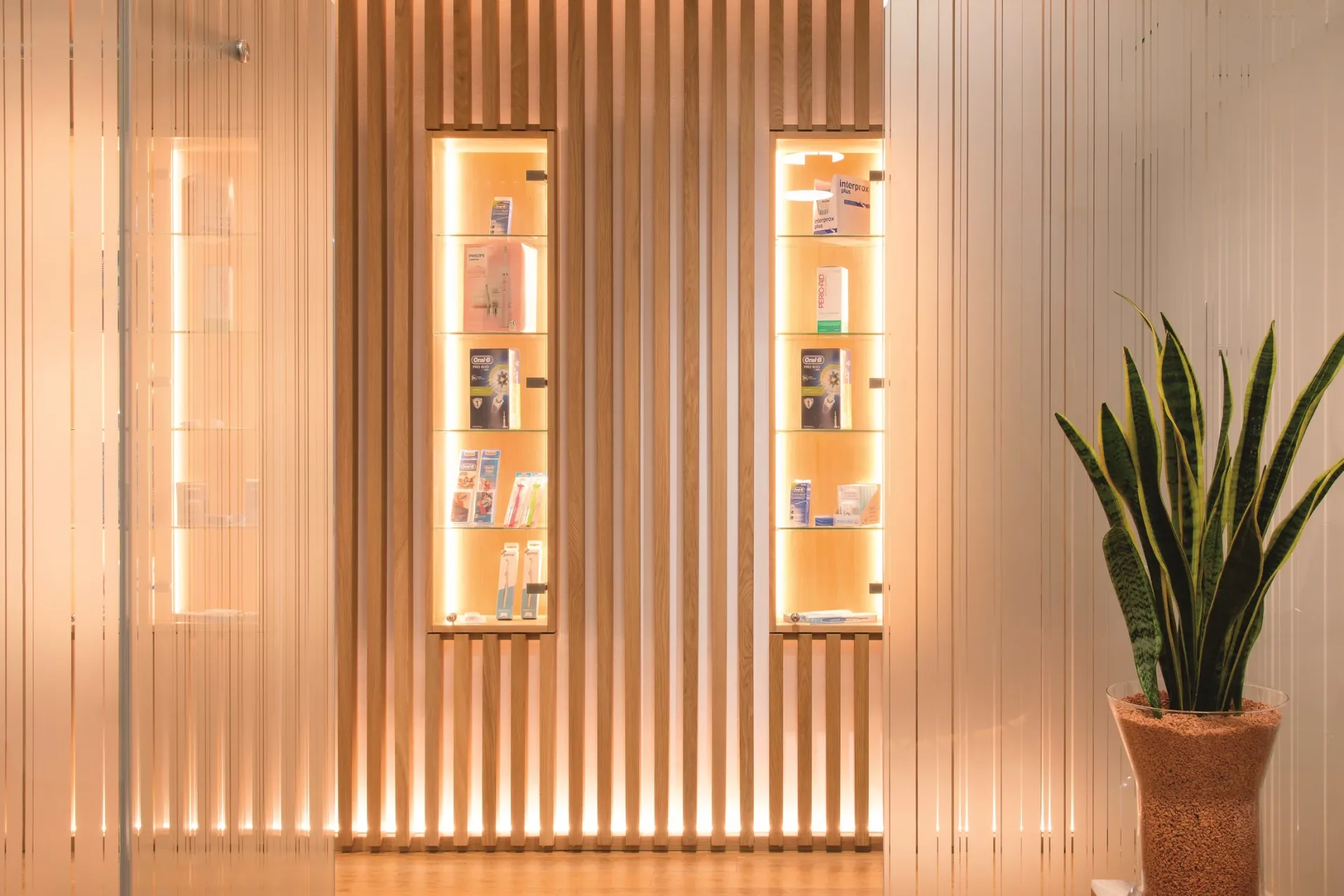 Flur mit zwei Wandvitrinen zur Aufbewahrung von Zahnarztmaterial.