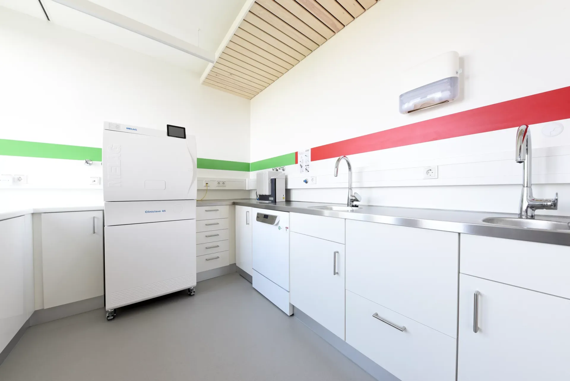 Hygieneraum mit moderner technischer Ausstattung für Aufbereitung und Reinigung.