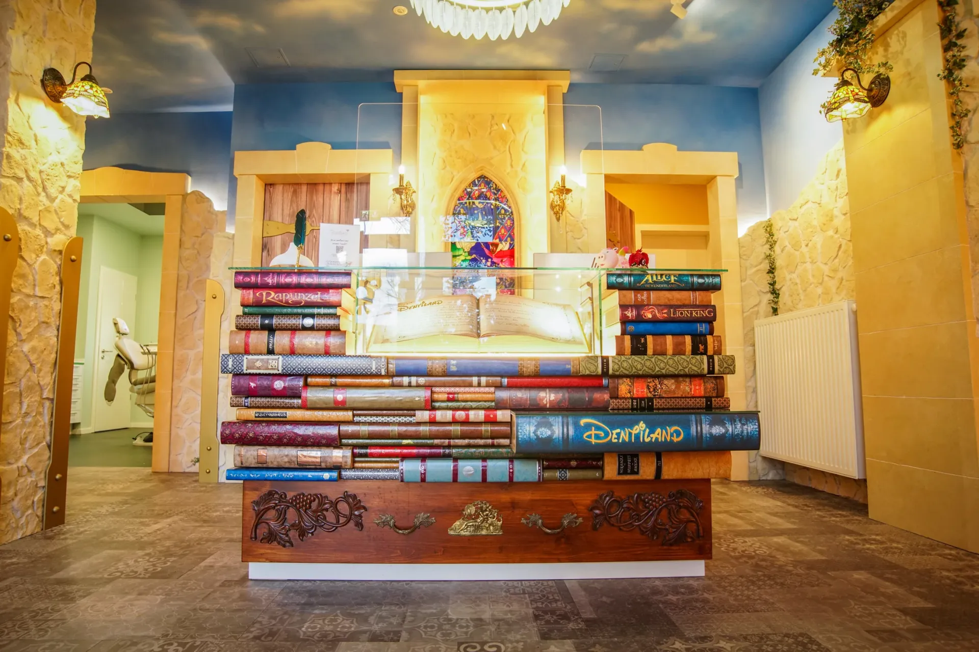 Empfangsbereich im Disney-inspirierten Design mit Wolkendecke und Empfangstheke in Form von Bücherstapeln.