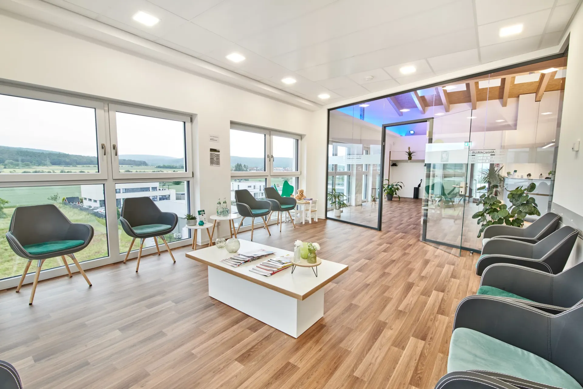 Wartezimmer mit mehreren Stühlen.