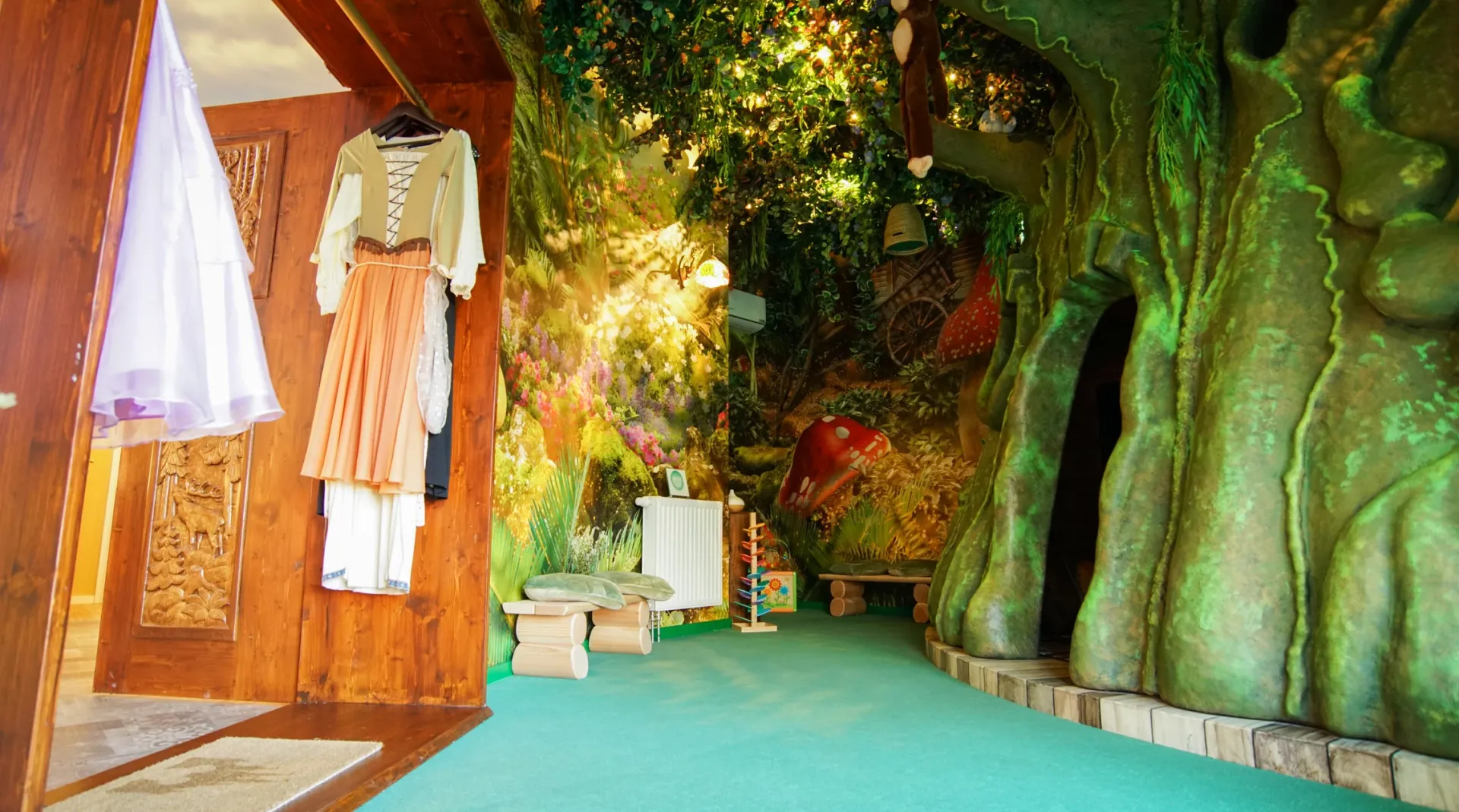 Wartezimmer mit Blick aus dem Empfangsbereich im thematisch gestalteten Innenraum.