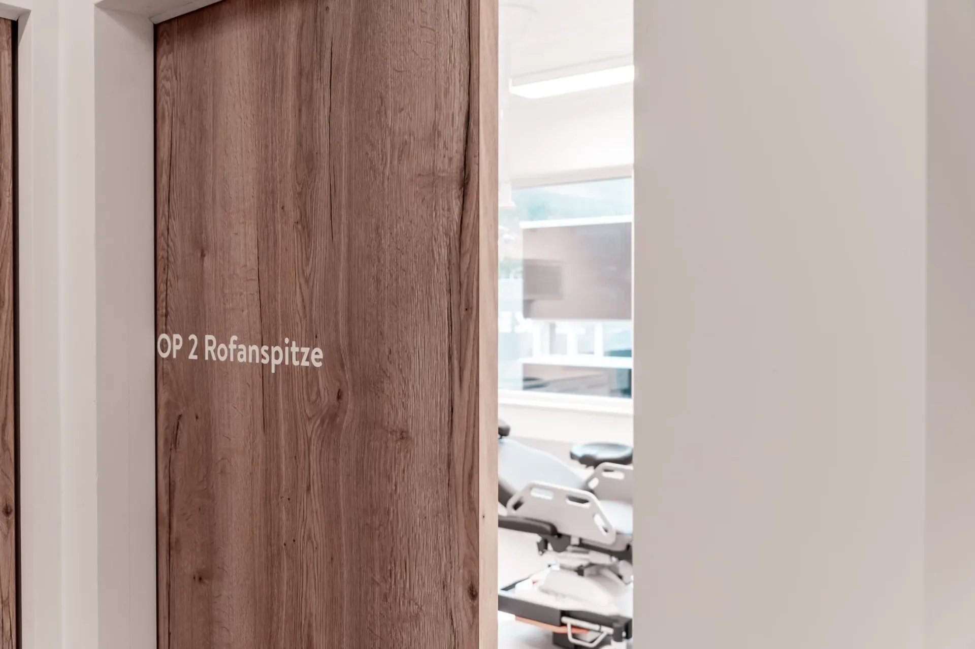 OP-Zimmer mit moderner medizinischer Ausstattung.