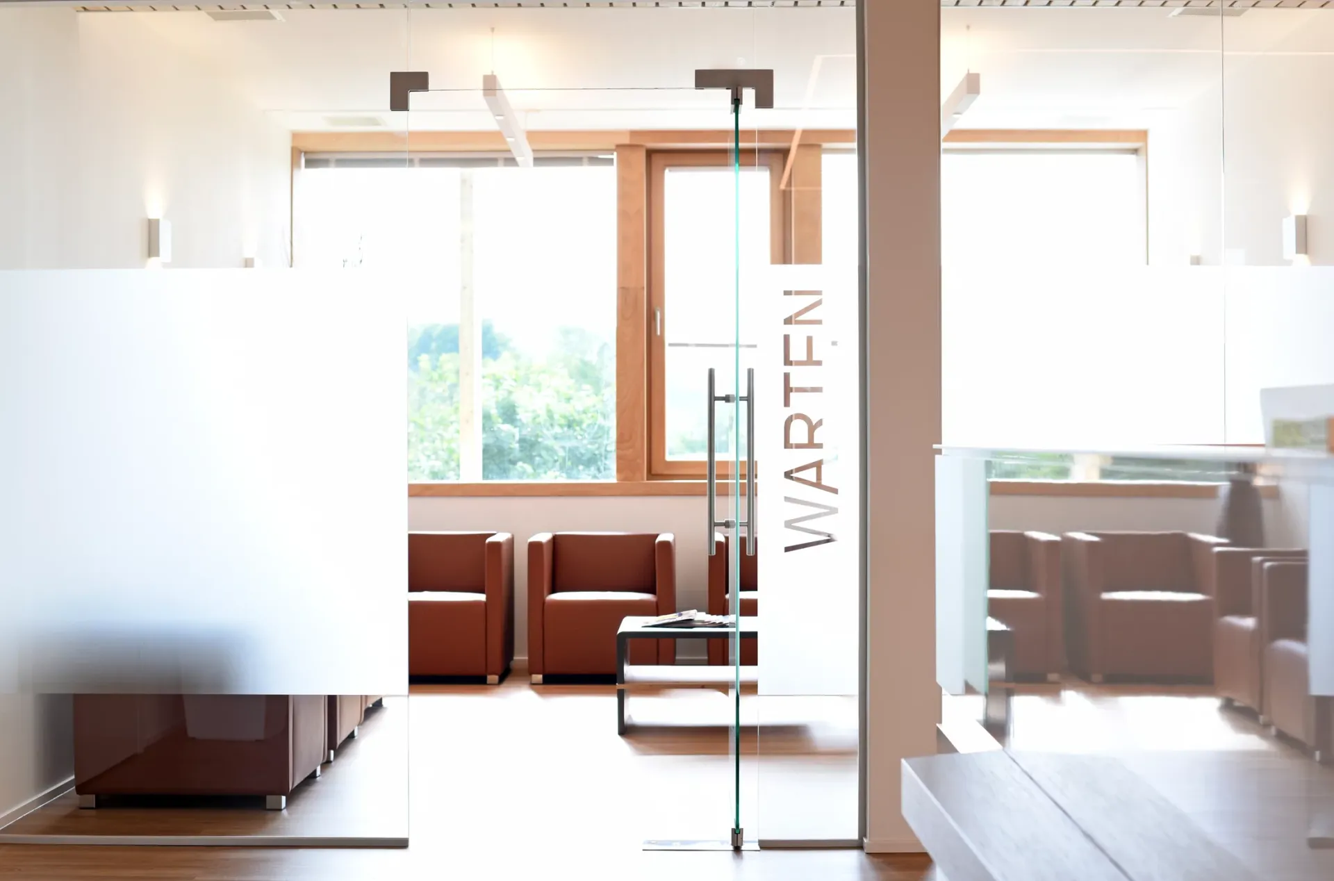 Wartebereich mit heller, moderner Gestaltung und Sitzgelegenheiten.