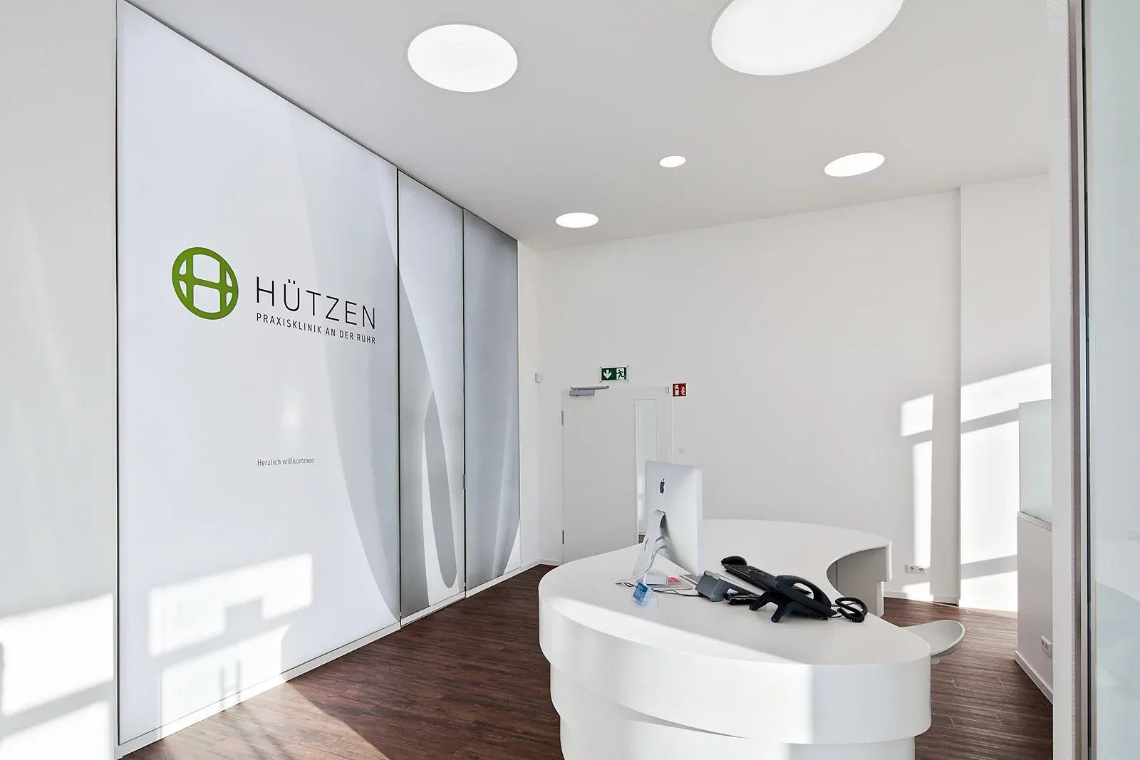 Empfangsbereich der Praxis aus Sicht des Wartezimmers.
