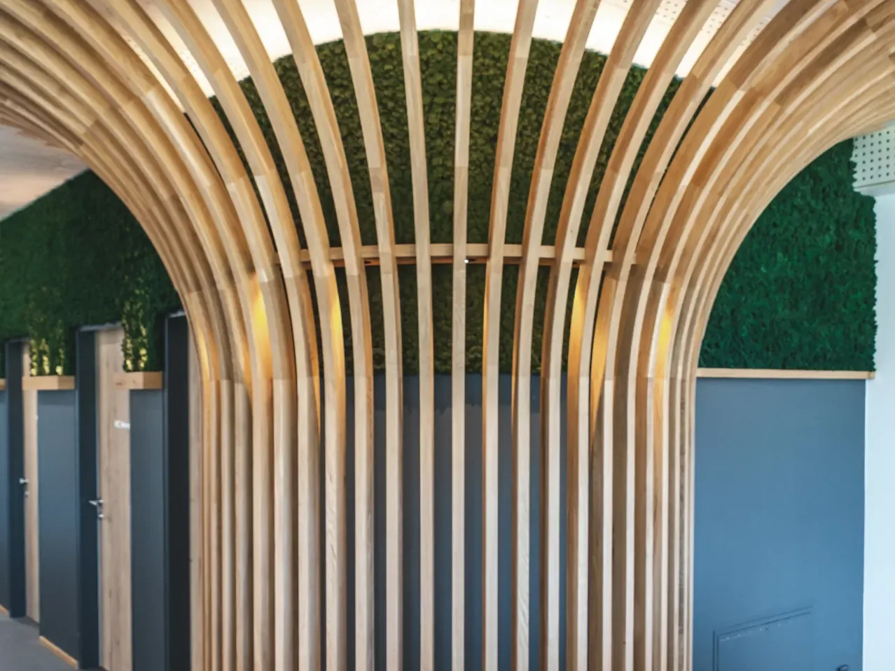 Flur mit eleganter Holzverkleidung und Mooswänden.