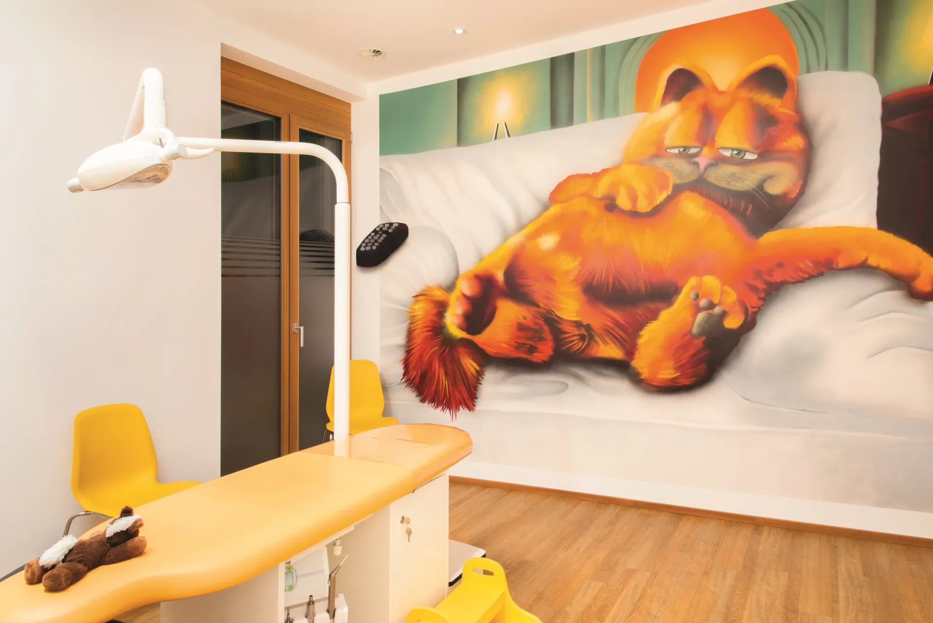 Behandlungsraum mit Wandbild von Garfield.