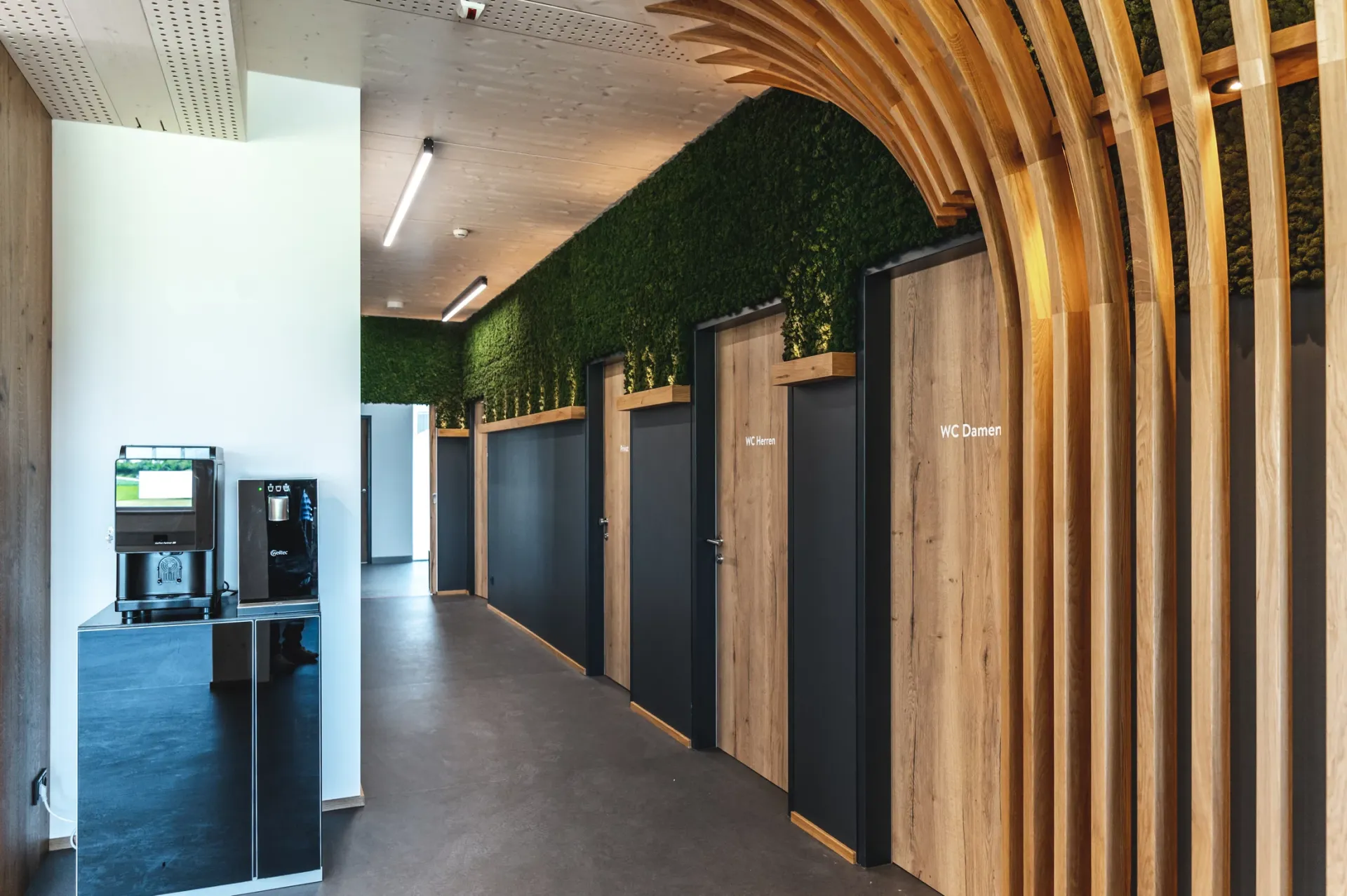 Flur aus Sicht des Eingangsbereichs mit moderner Innenarchitektur.