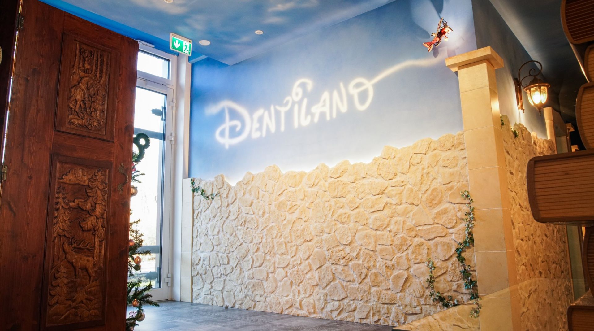 Eingangsbereich mit beleuchtetem Neon-Logo im Themenpraxis-Design.