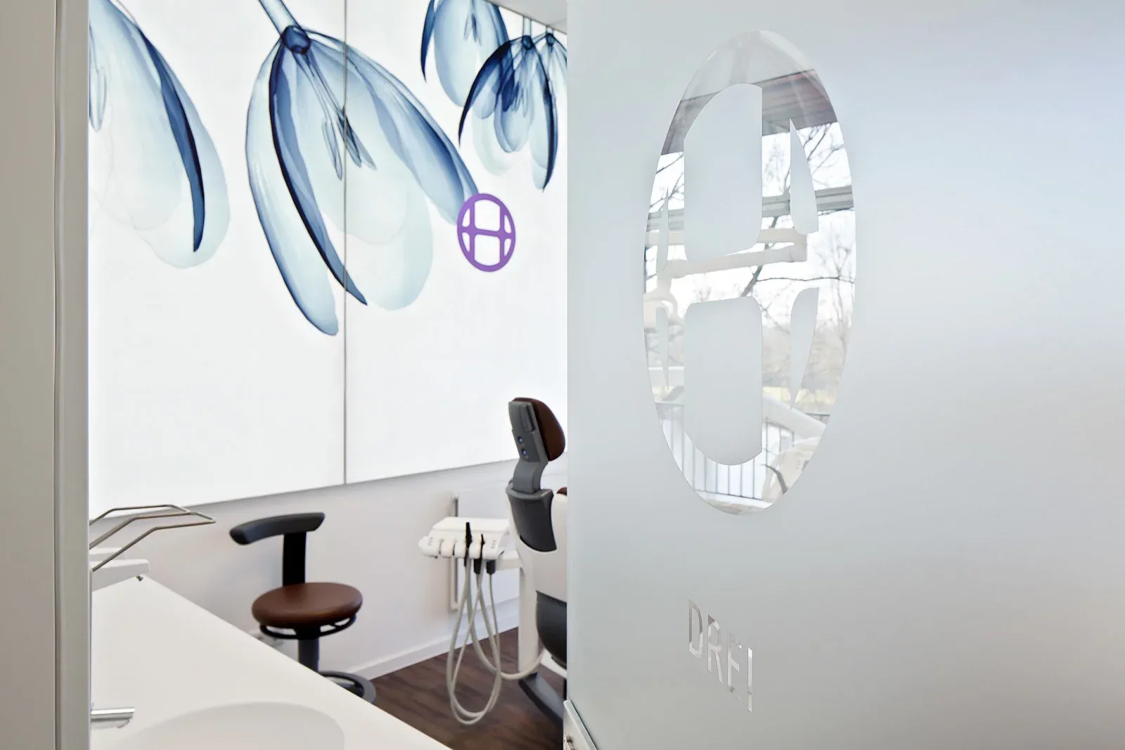 Türdesign der Behandlungszimmer der Praxis.