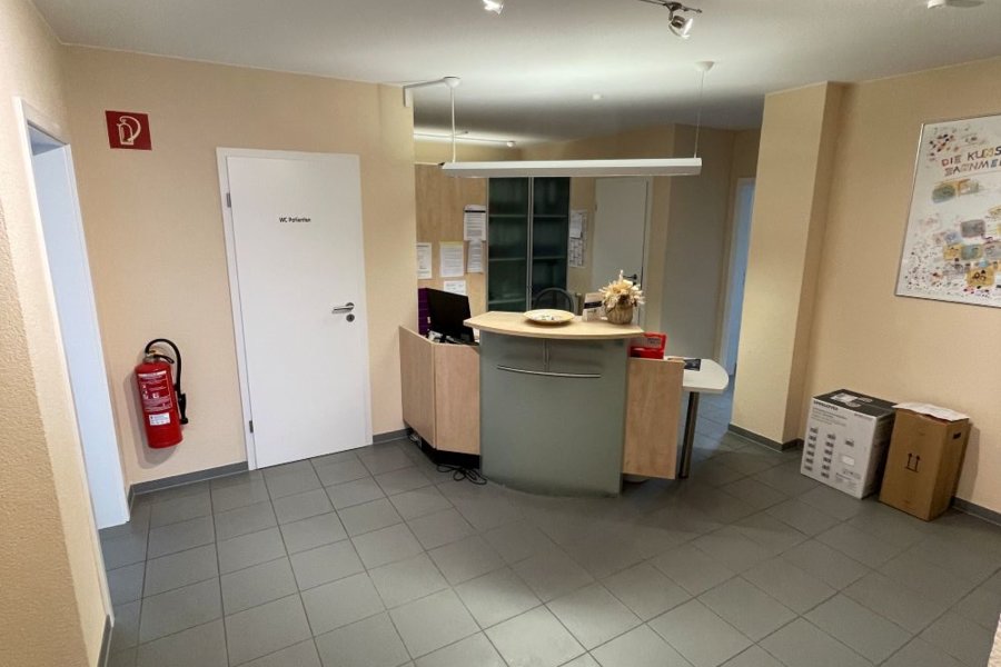 Raum Wetteraukreis: helle 3 Behandlungszimmer-Praxis