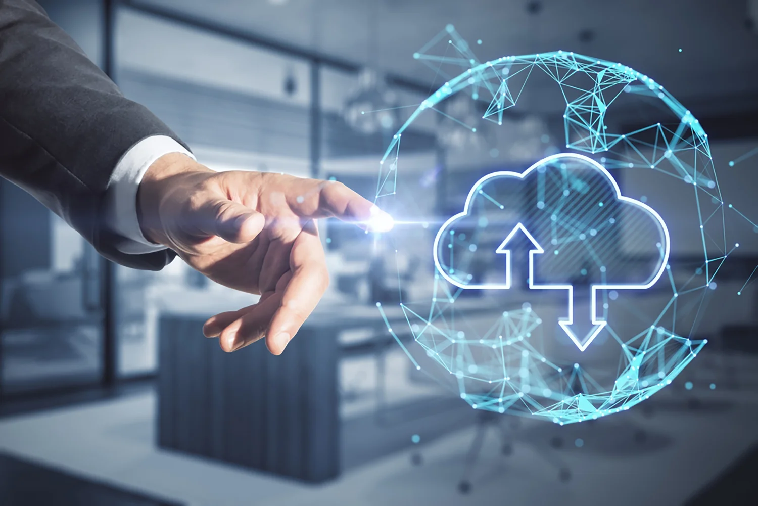 In einer modernen Büroumgebung greift eine Person mit der Hand nach einem leuchtenden digitalen Cloudsymbol mit Pfeilen nach oben und unten.