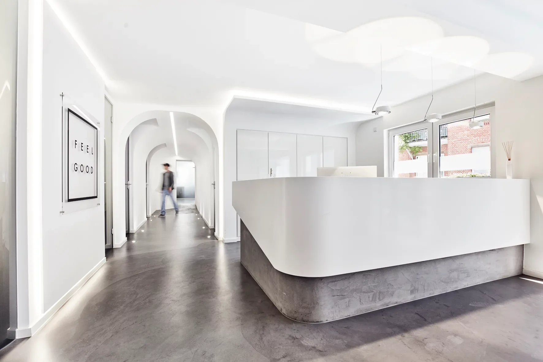 Blick vom Eingang auf den Empfangsbereich der Praxis.