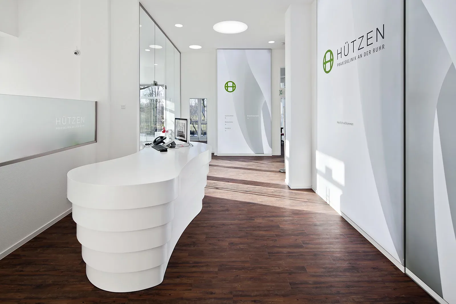 Empfangsbereich der Praxis aus Sicht des Eingangs.