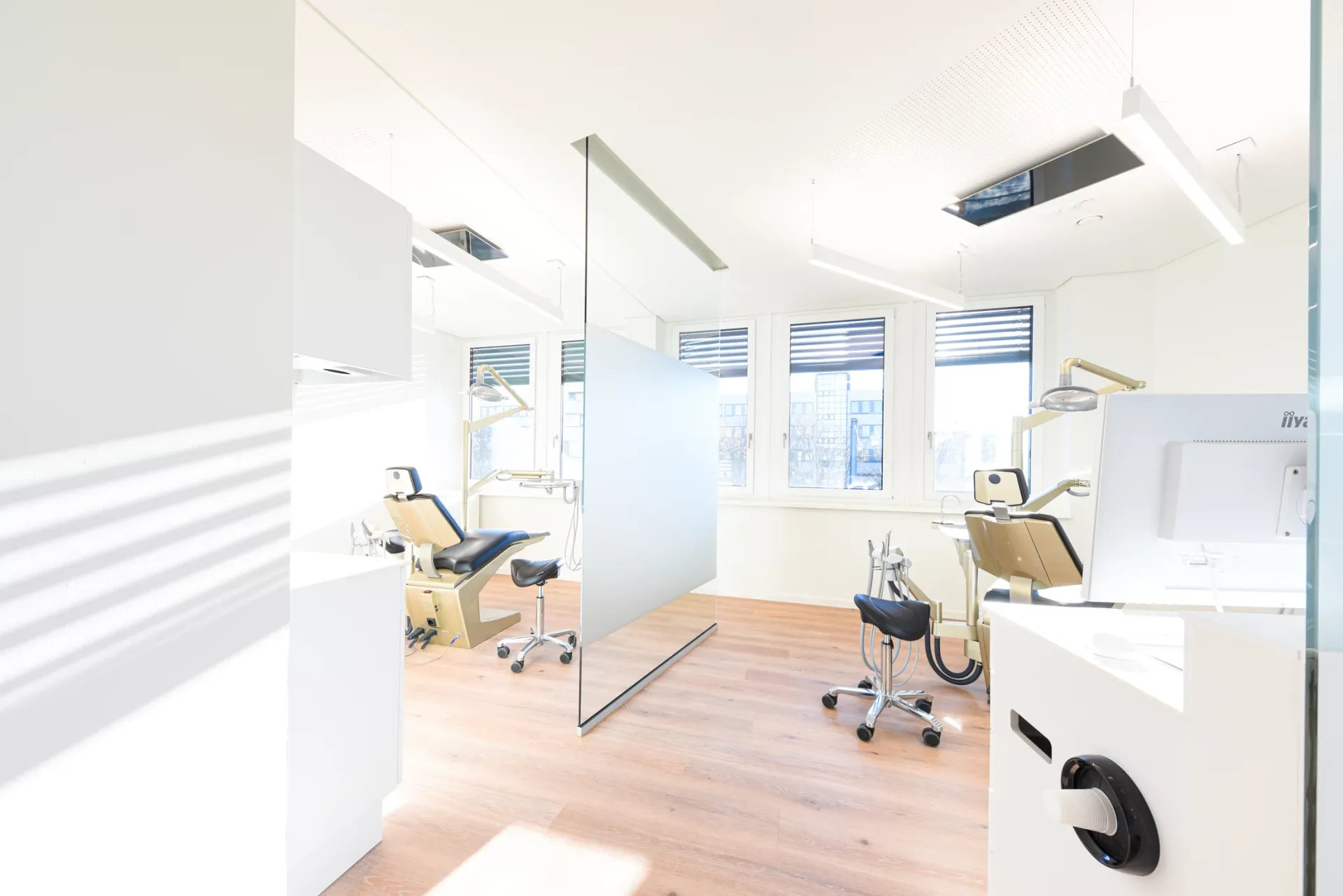 Behandlungszimmer mit moderner dentaler Ausstattung.