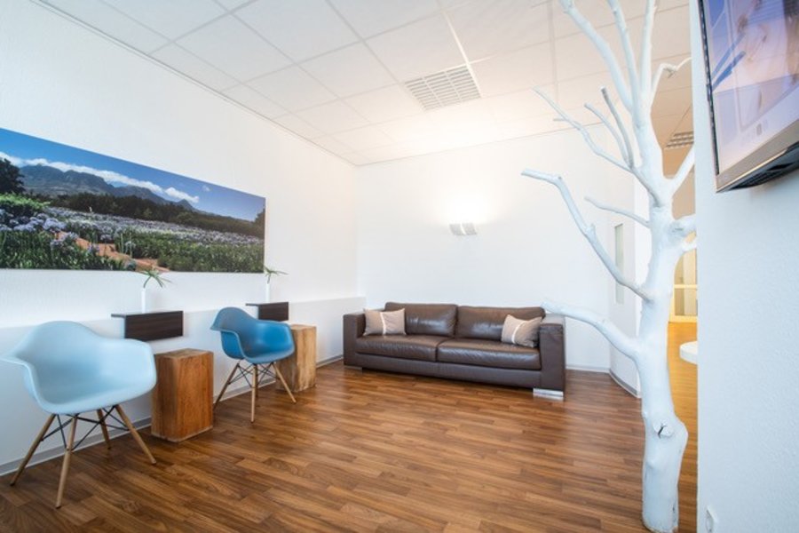 Stadt Freiburg: helle, freundliche 3 Behandlungszimmerpraxis