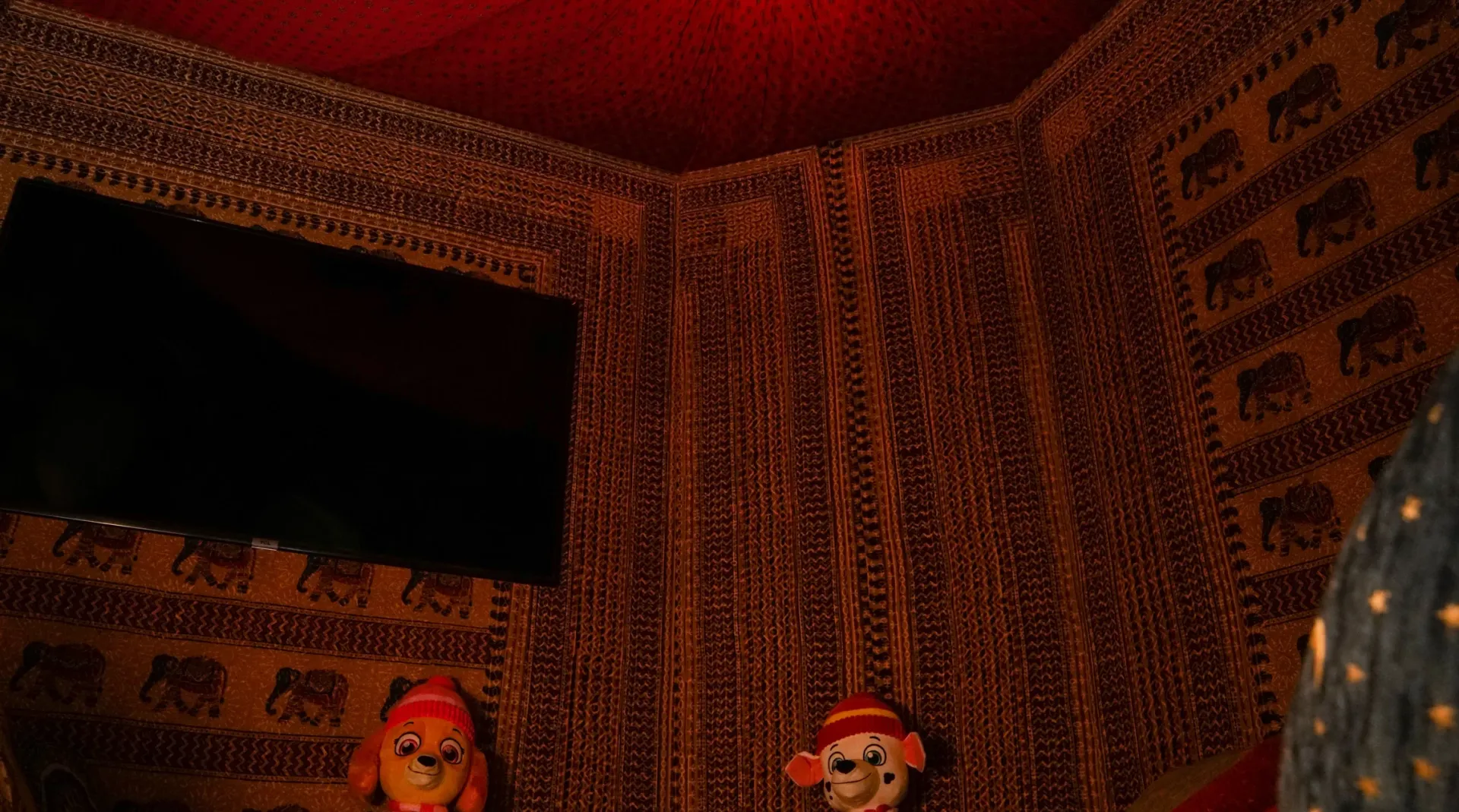 Wartezimmer im Inneren eines gestalteten Baumelements.