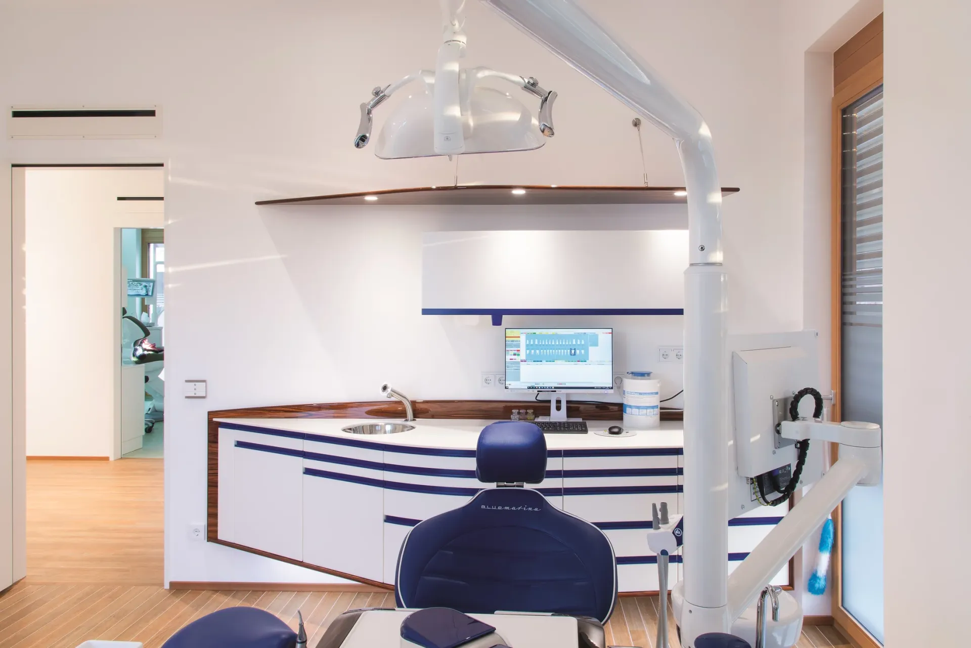 Blick auf Spüle und Computer im Segelthemenzimmer.